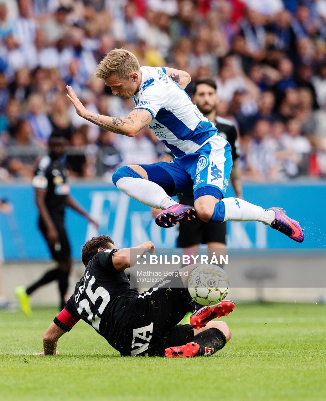 Örebros Nordin Gerzic glidtacklar mot IFK Göteborgs