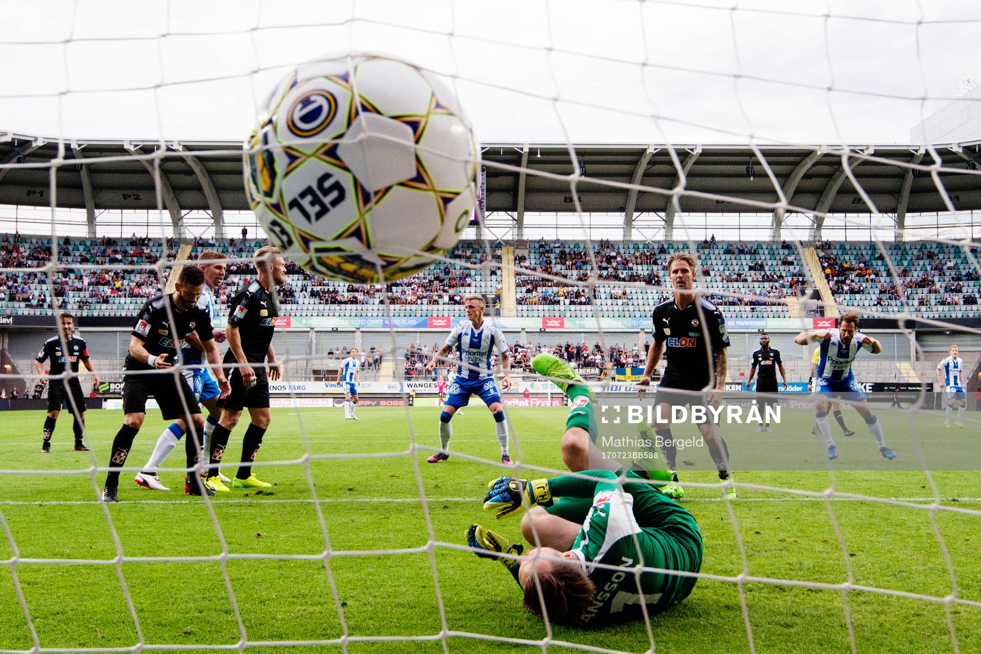 IFK Göteborgs Sören Rieks gör 1-0 bakom Örebros