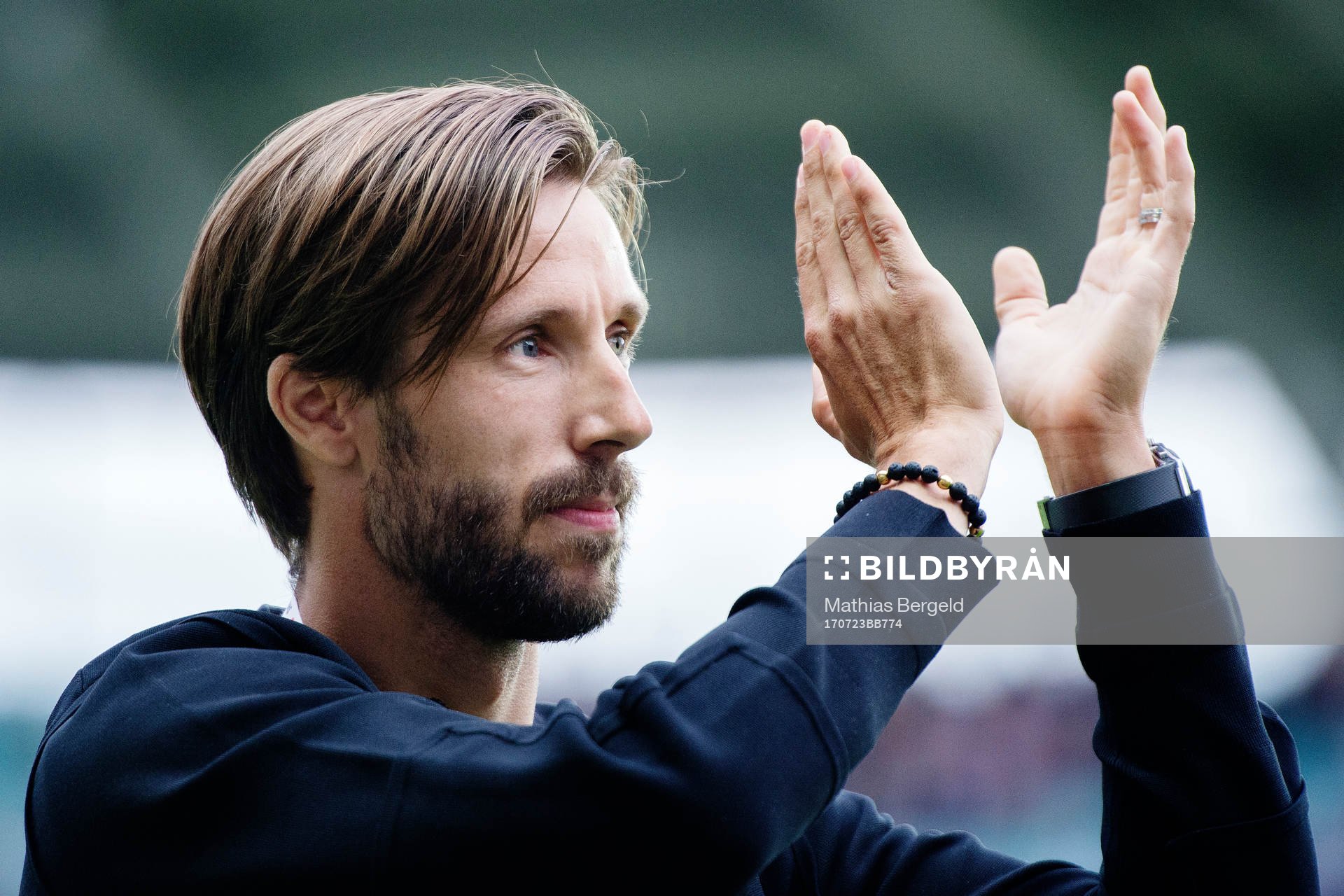IFK Göteborgs Mattias Bjärsmyr tackar publiken då han