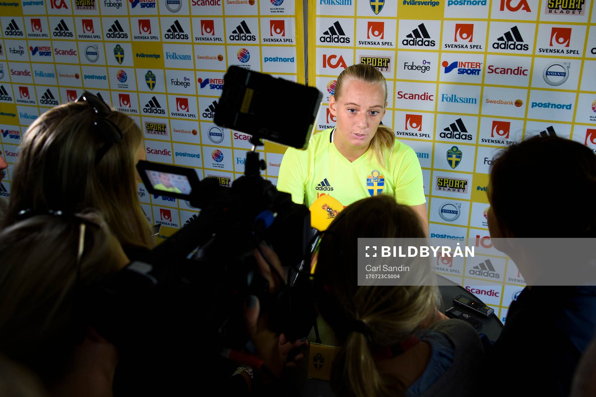 Stina Blackstenius blir intervjuad pressträff med det svenska landslaget under dag 8 av fotbolls-EM den 23 juli 2017 i Arnhem.