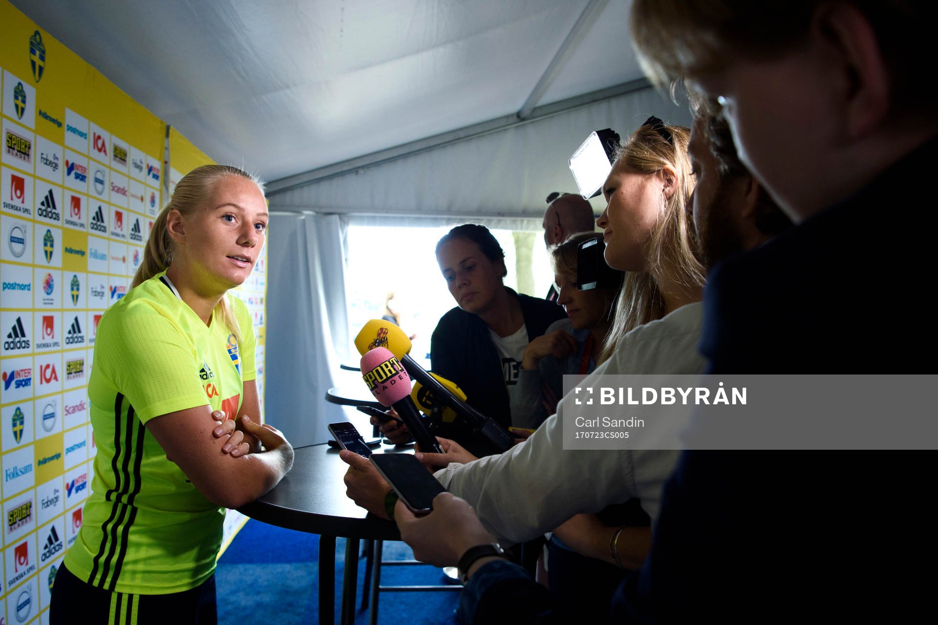 Stina Blackstenius blir intervjuad pressträff med det svenska landslaget under dag 8 av fotbolls-EM den 23 juli 2017 i Arnhem.
