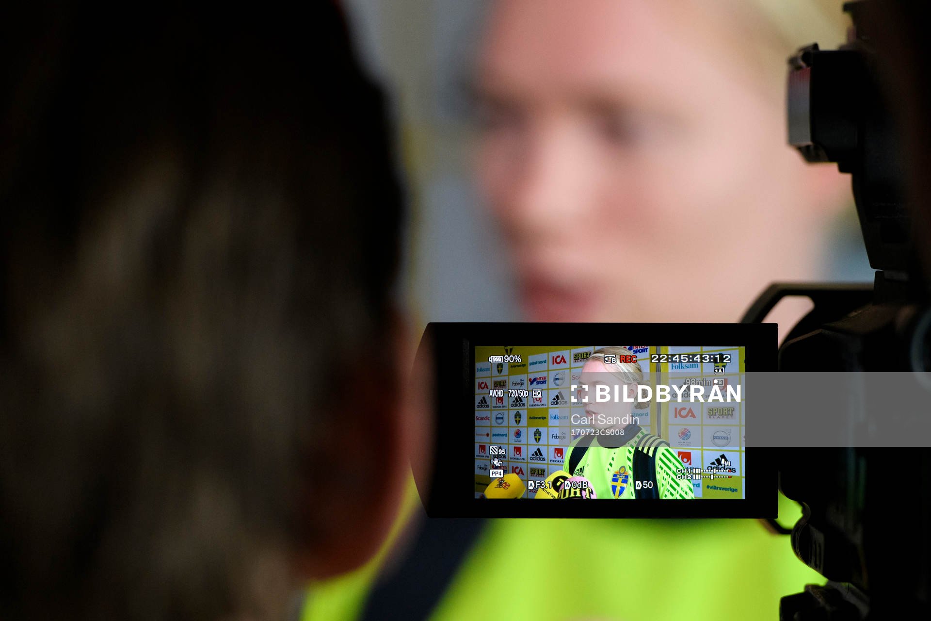 Målvakt Hedvig Lindahl blir intervjuad på en pressträff