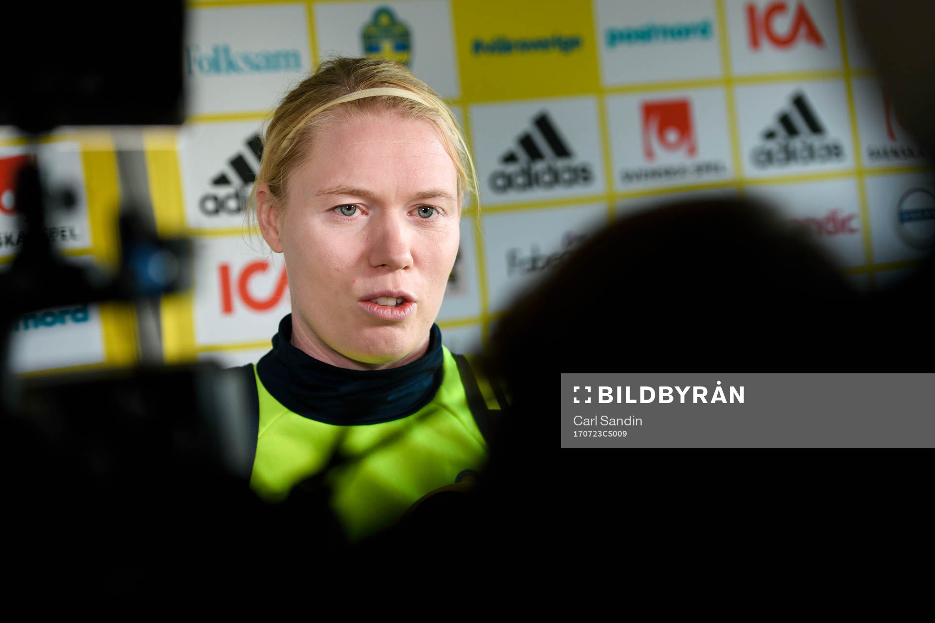 Målvakt Hedvig Lindahl blir intervjuad på en pressträff