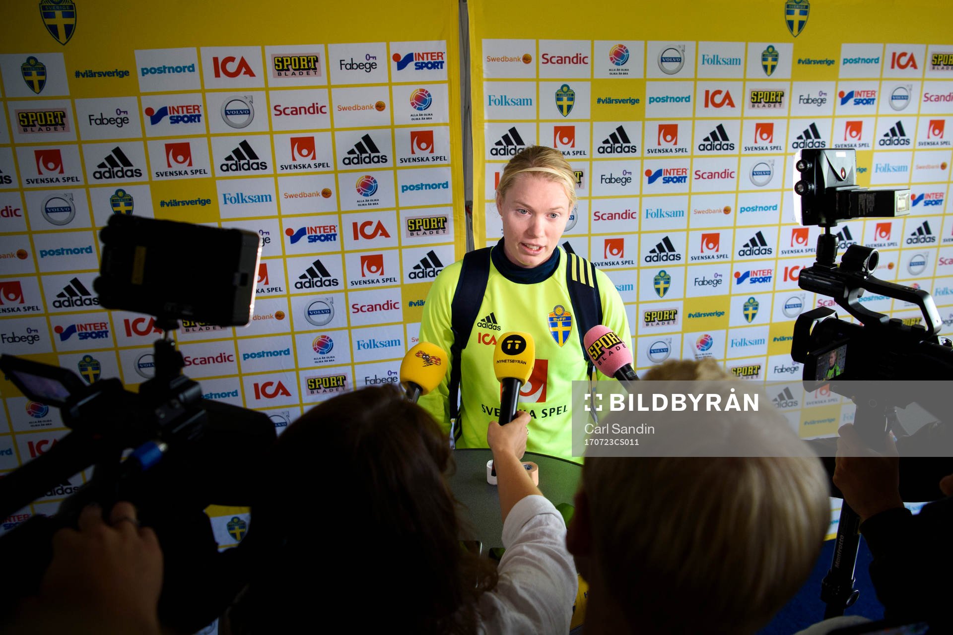 Målvakt Hedvig Lindahl blir intervjuad på en pressträff