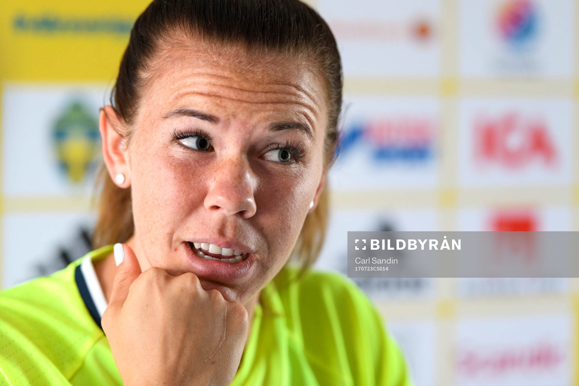 Jessica Samuelsson blir intervjuad på en pressträff med