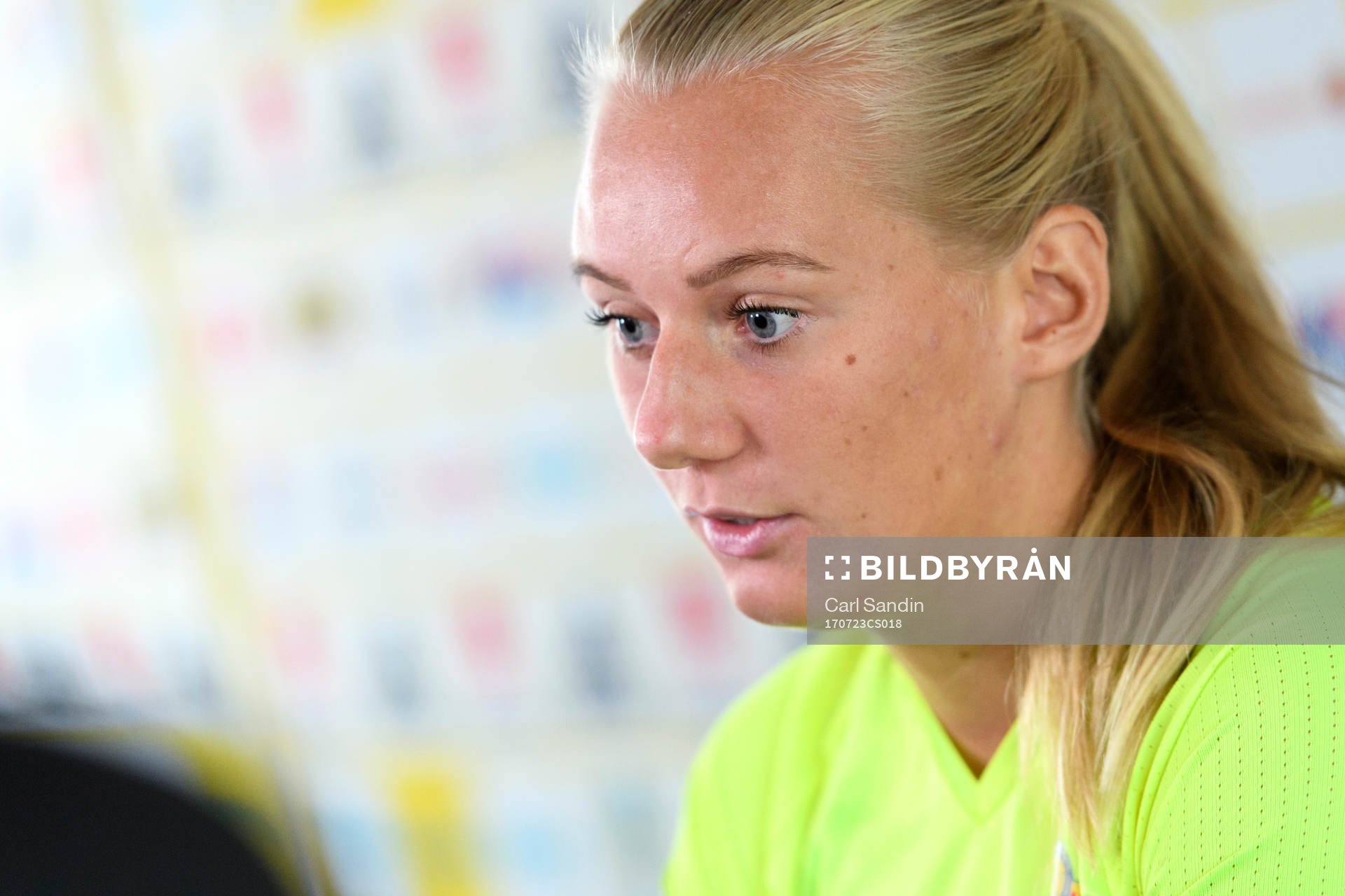 Stina Blackstenius blir intervjuad på en pressträff med det svenska landslaget under dag 8 av fotbolls-EM den 23 juli 2017 i Arnhem.