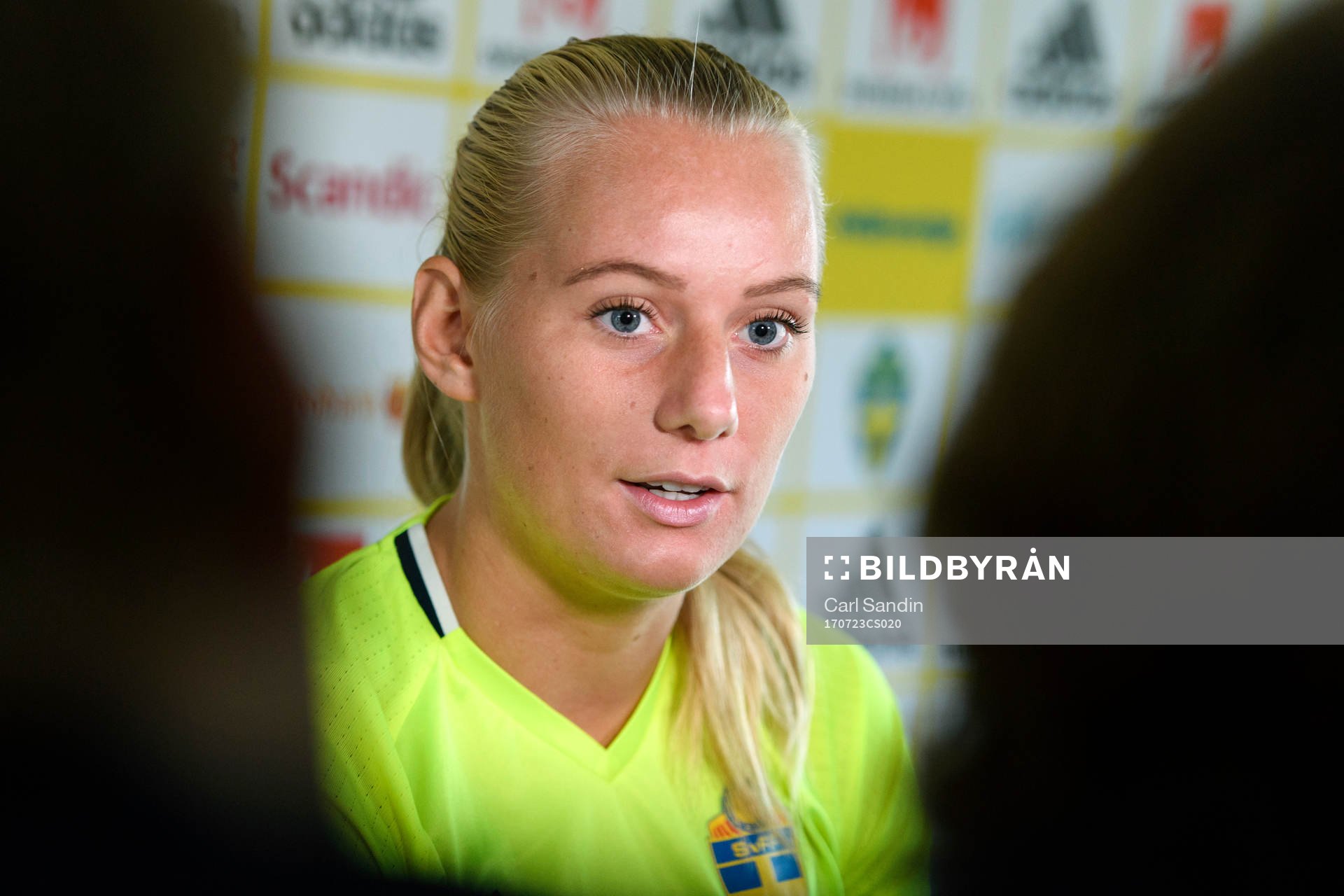 Stina Blackstenius blir intervjuad på en pressträff med det svenska landslaget under dag 8 av fotbolls-EM den 23 juli 2017 i Arnhem.