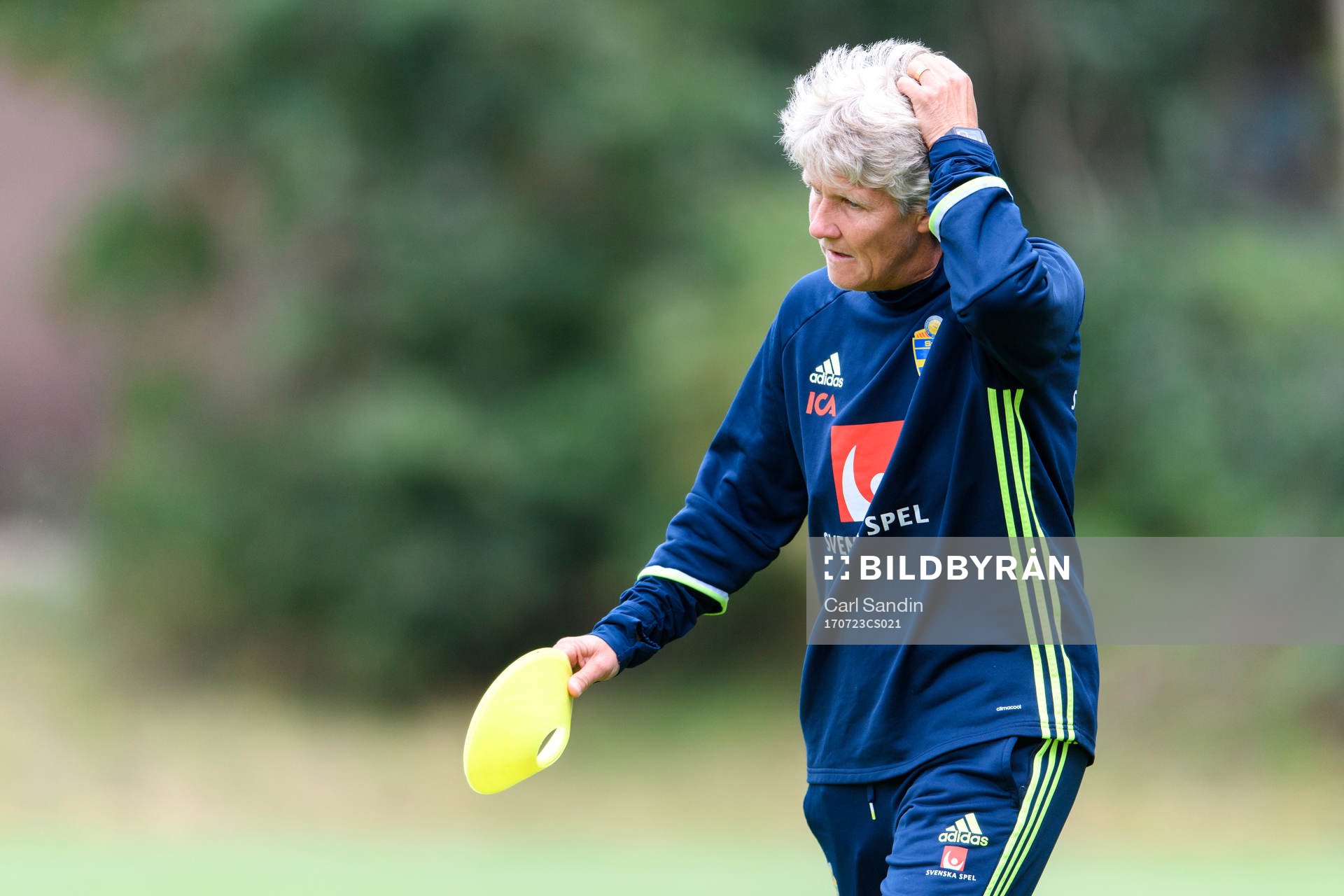Förbundskapten Pia Sundhage på en träning med det