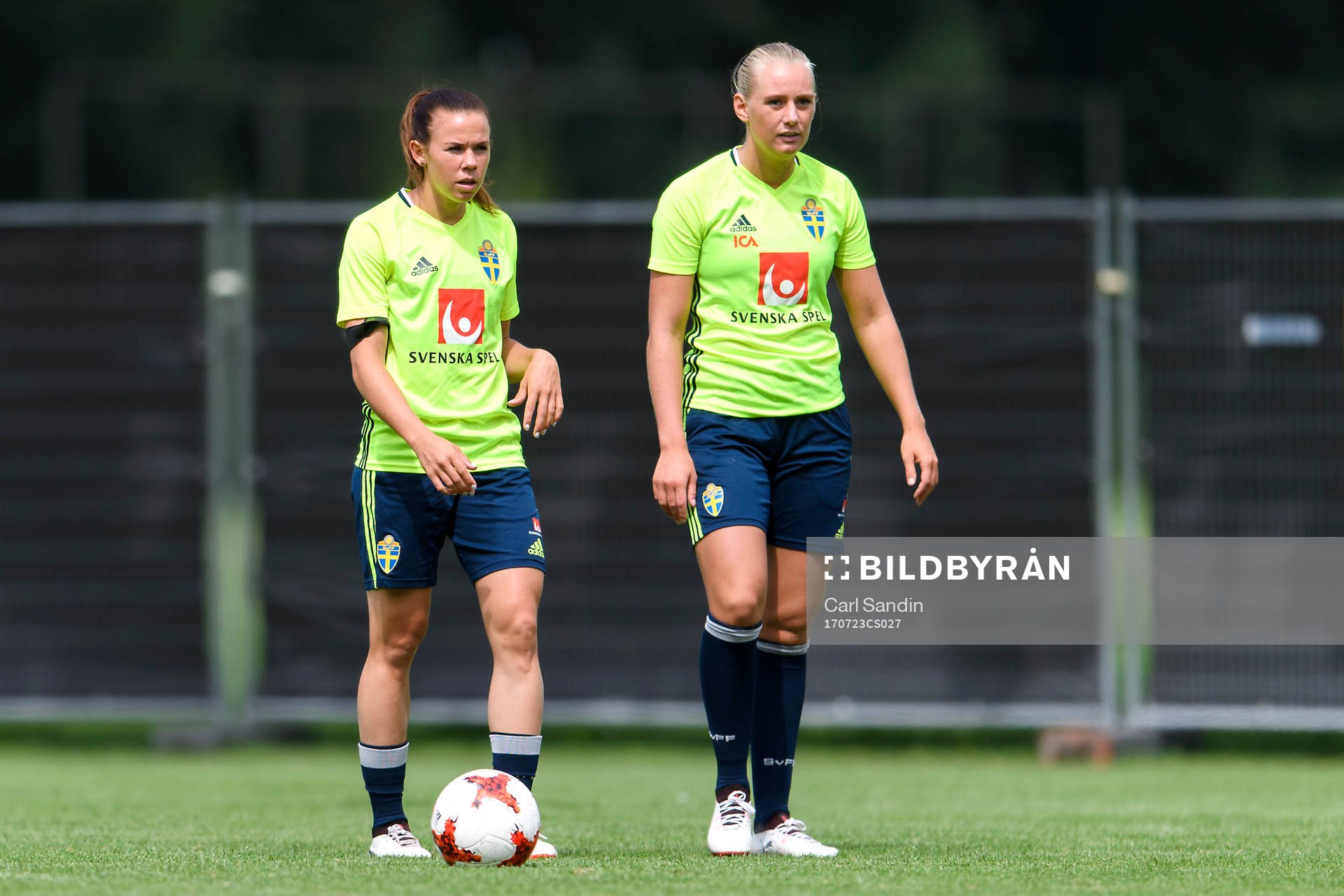 Jessica Samuelsson och Stina Blackstenius på en träning med det svenska landslaget under dag 8 av fotbolls-EM den 23 juli 2017 i Arnhem.