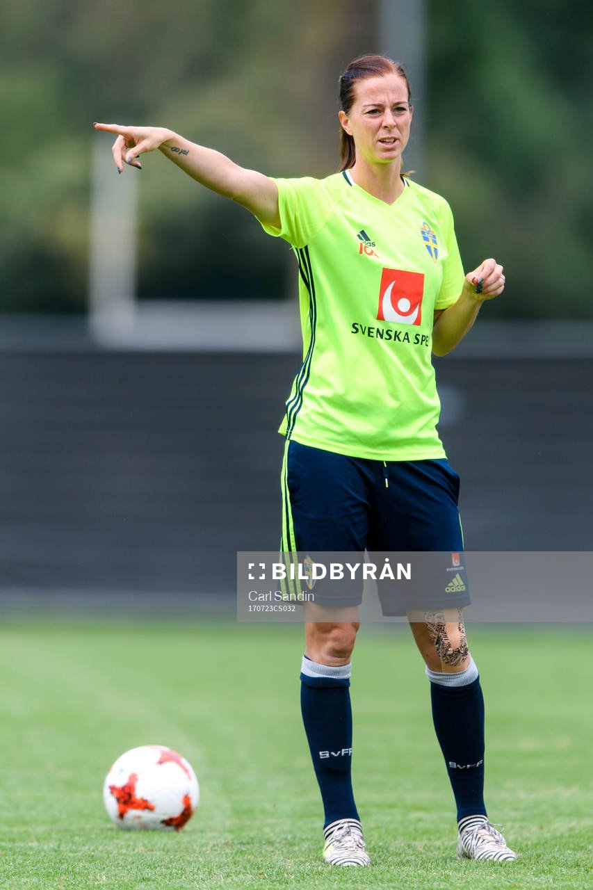 Lotta Schelin på en träning med det svenska landslaget