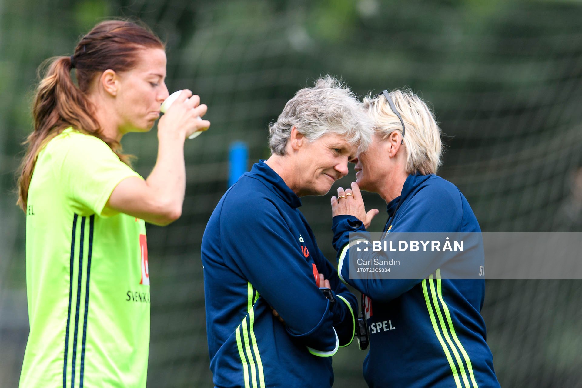 Förbundskapten Pia Sundhage och assisterande