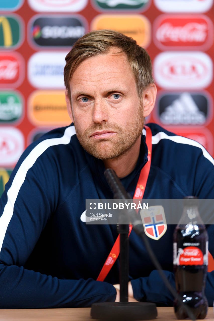 Förbundskapten Martin Sjögren på en presskonferens med