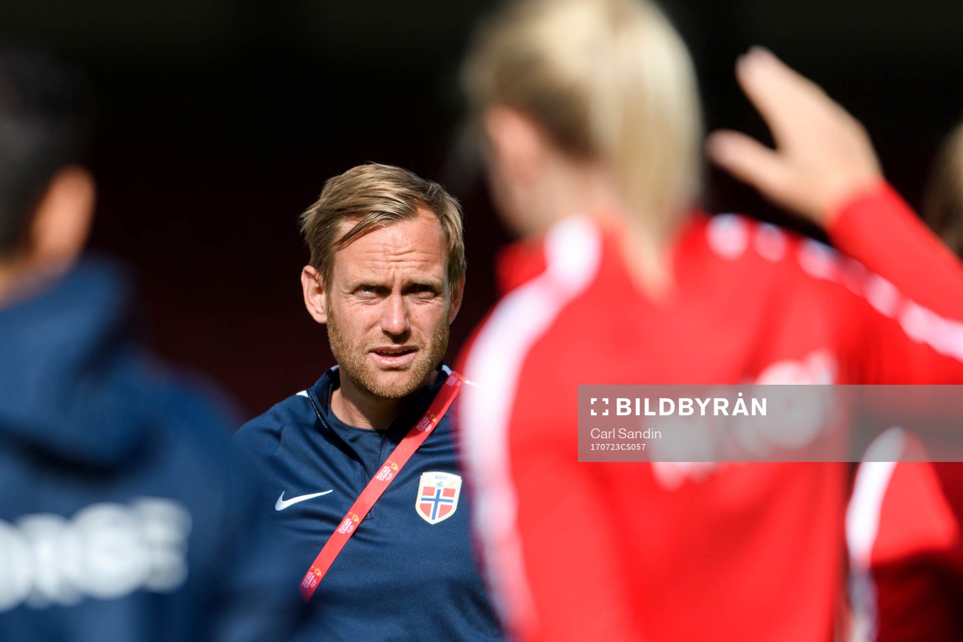 Förbundskapten Martin Sjögren på en träning med det