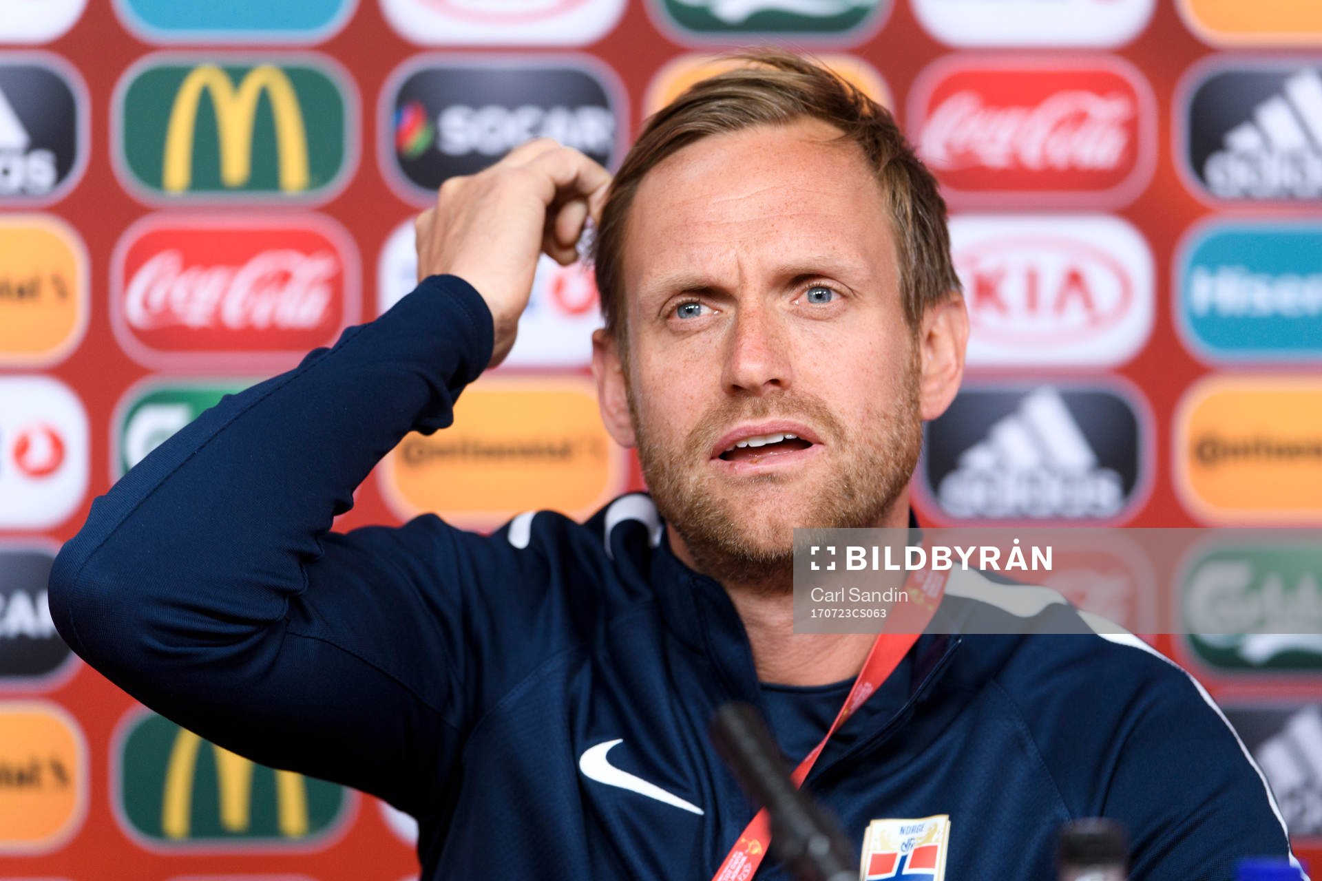 Förbundskapten Martin Sjögren på en presskonferens med