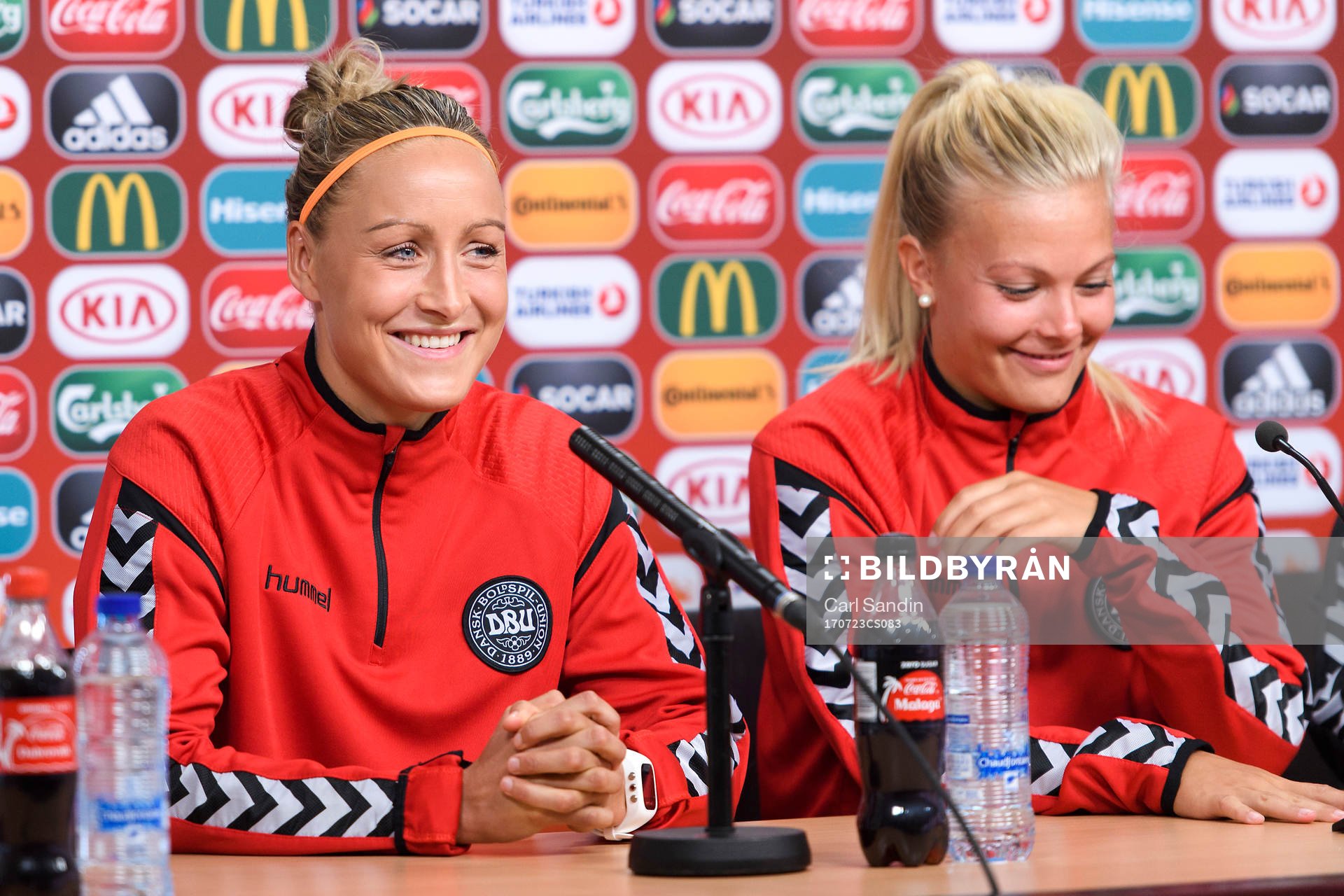 Sanne Troelsgaard och Line Sigvardsen Jensen på en presskonferens med det danska landslaget under dag 8 av fotbolls-EM den 23 juli 2017 i Deventer.