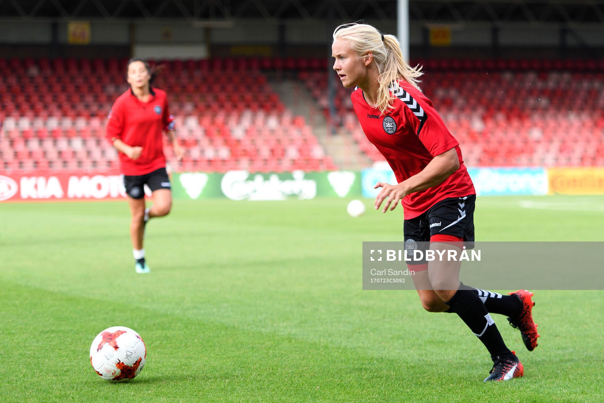 Pernille Harder på en träning med det danska landslaget