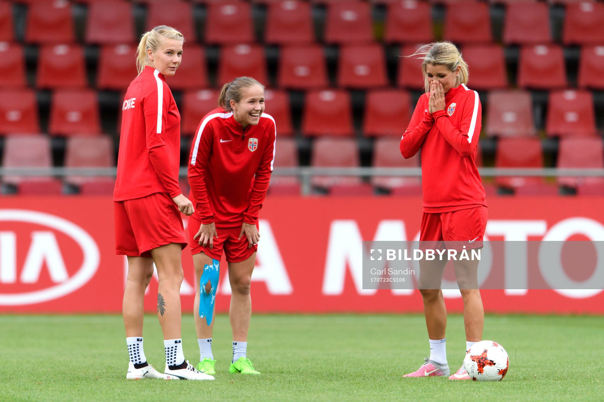 Ada Hegerberg, Guro Reiten och Andrine Hegerberg på en
