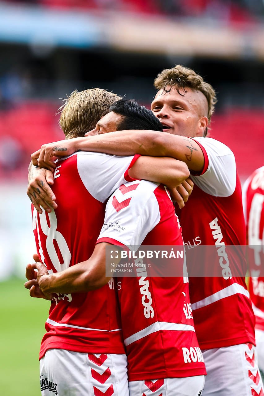 Kalmars spelare jublar efter 1-0 av Romário Pereira Sipião under fotbollsmatchen i Allsvenskan mellan Kalmar och AFC Eskilstuna den 23 juli 2017 i Kalmar.