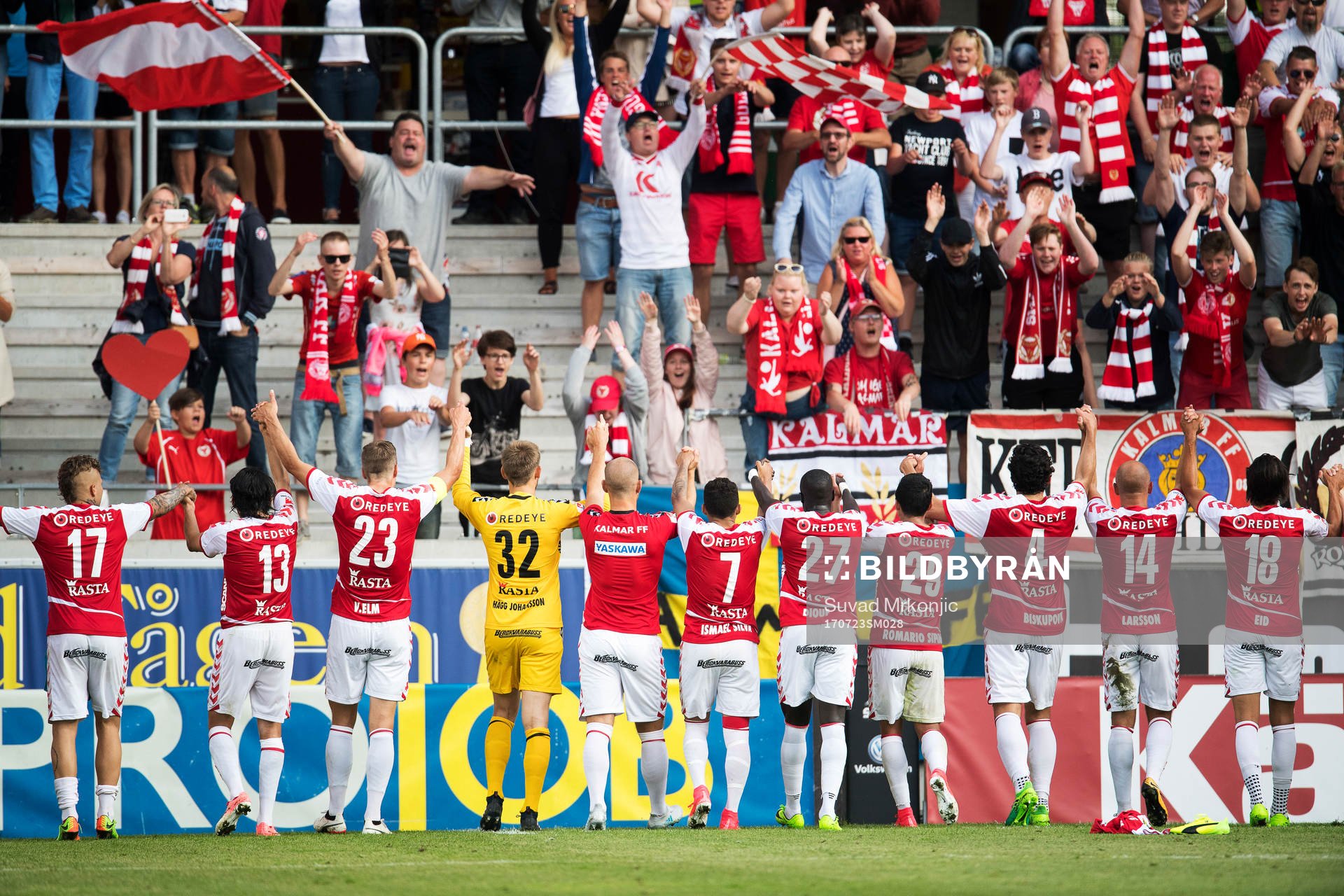 Kalmarspelarna jublar efter fotbollsmatchen i Allsvenskan mellan Kalmar  och AFC Eskilstuna den 23 juli 2017 i Kalmar.
