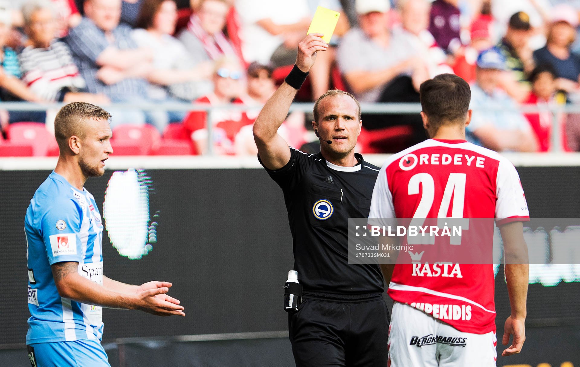 Domaren Patrik Eriksson varnar Kalmars Filip Sachpekidis
