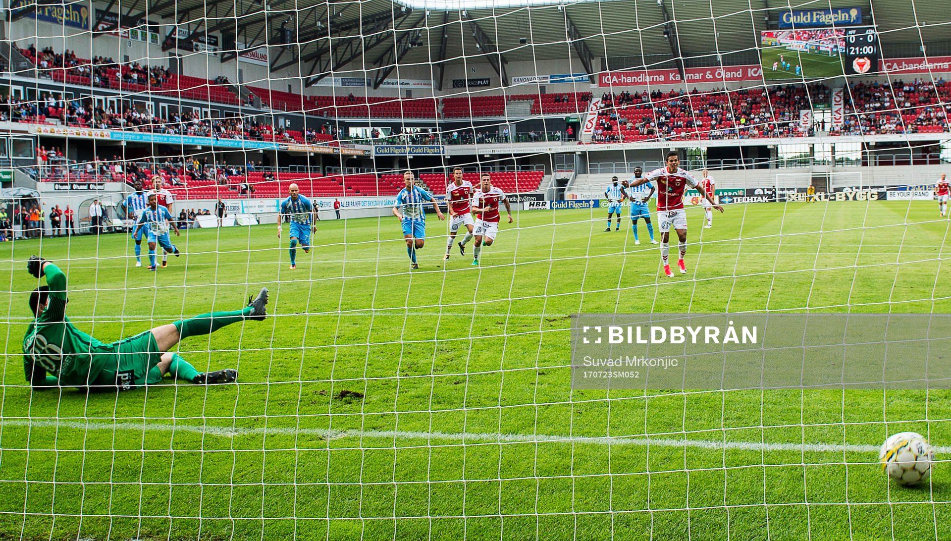 Kalmars Romário Pereira Sipião gör 1-0 på straff
