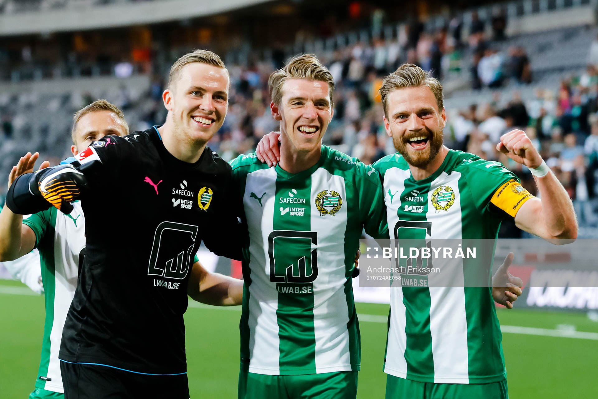 Hammarbys målvakt Ögmundur Kristinsson, Birkir Már Saevarsson och Arnór Smárason jublar efter fotbollsmatchen i Allsvenskan mellan Hammarby och Elfsborg den 24 juli 2017 i Stockholm.