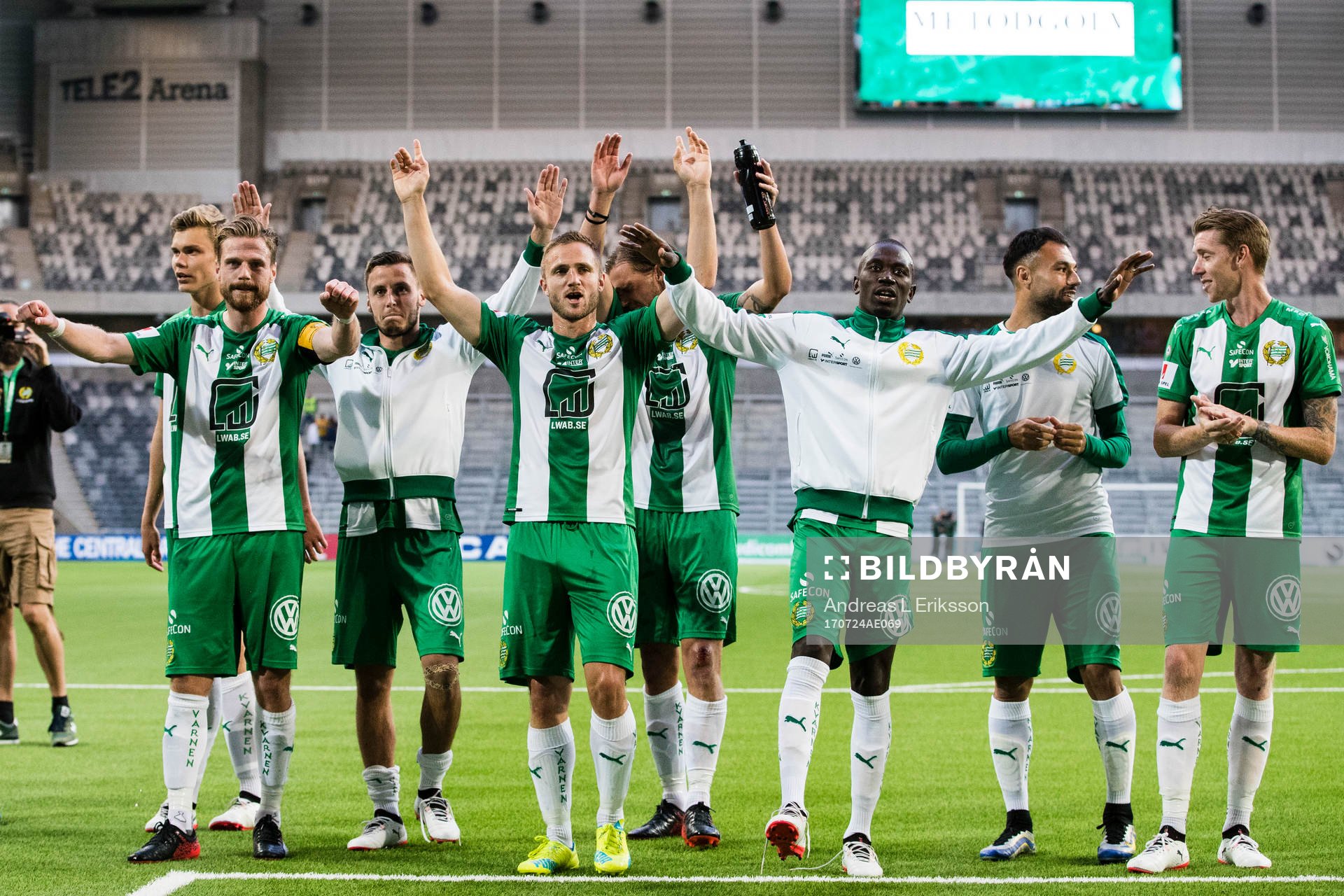 Hammarbys Arnór Smárason, Jeppe Andersen, Mats Solheim, Björn Paulsen, Pa Amat Dibba, Jiloan Hamad och Birkir Már Saevarsson jublar efter fotbollsmatchen i Allsvenskan mellan Hammarby och Elfsborg den 24 juli 2017 i Stockholm.