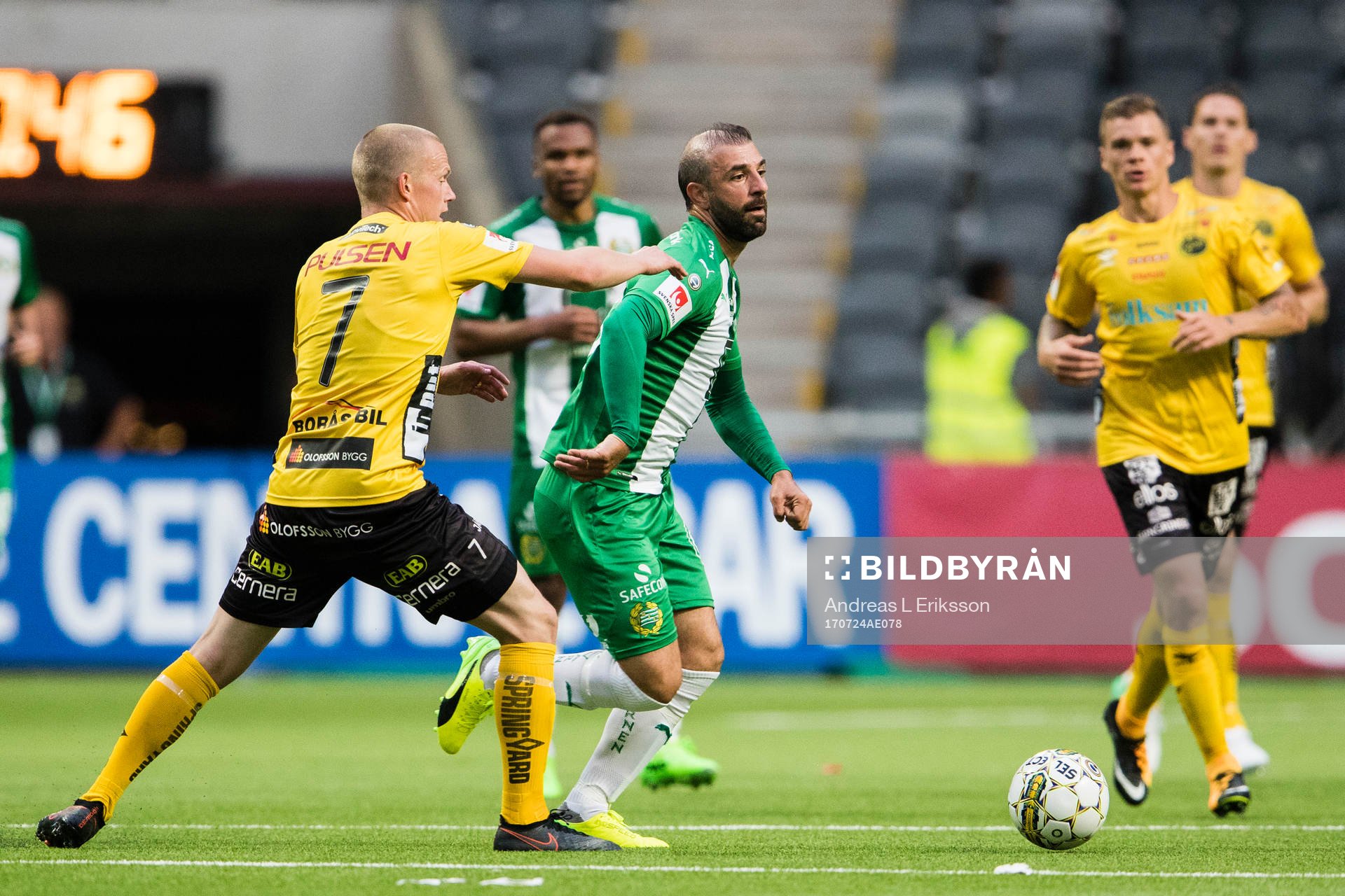Elfsborgs Daniel Gustavsson i kamp om bollen med Hammarbys Kennedy Bakircioglu under fotbollsmatchen i Allsvenskan mellan Hammarby och Elfsborg den 24 juli 2017 i Stockholm.