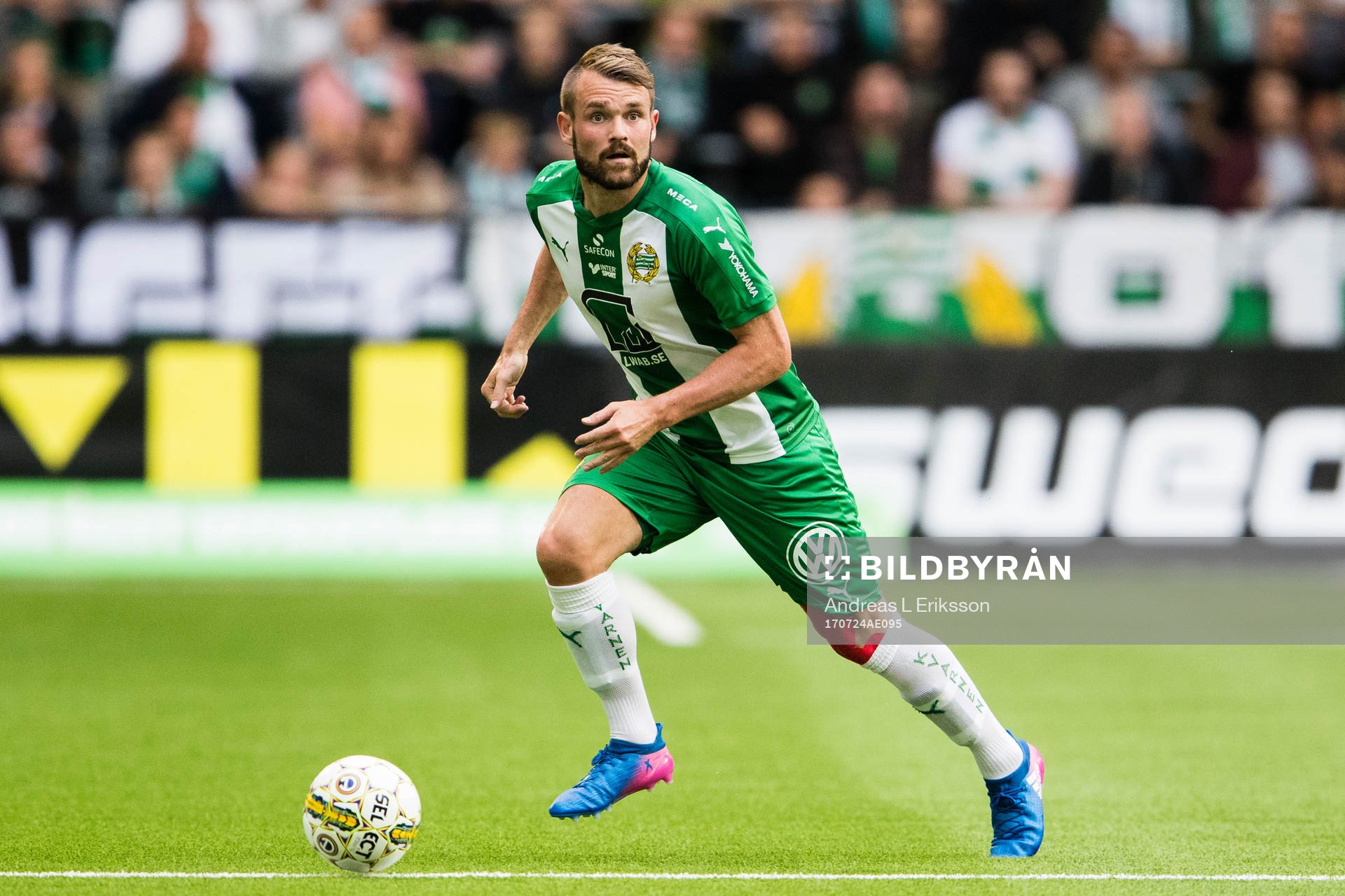 Hammarbys Mads Fenger Nielsen med bollen