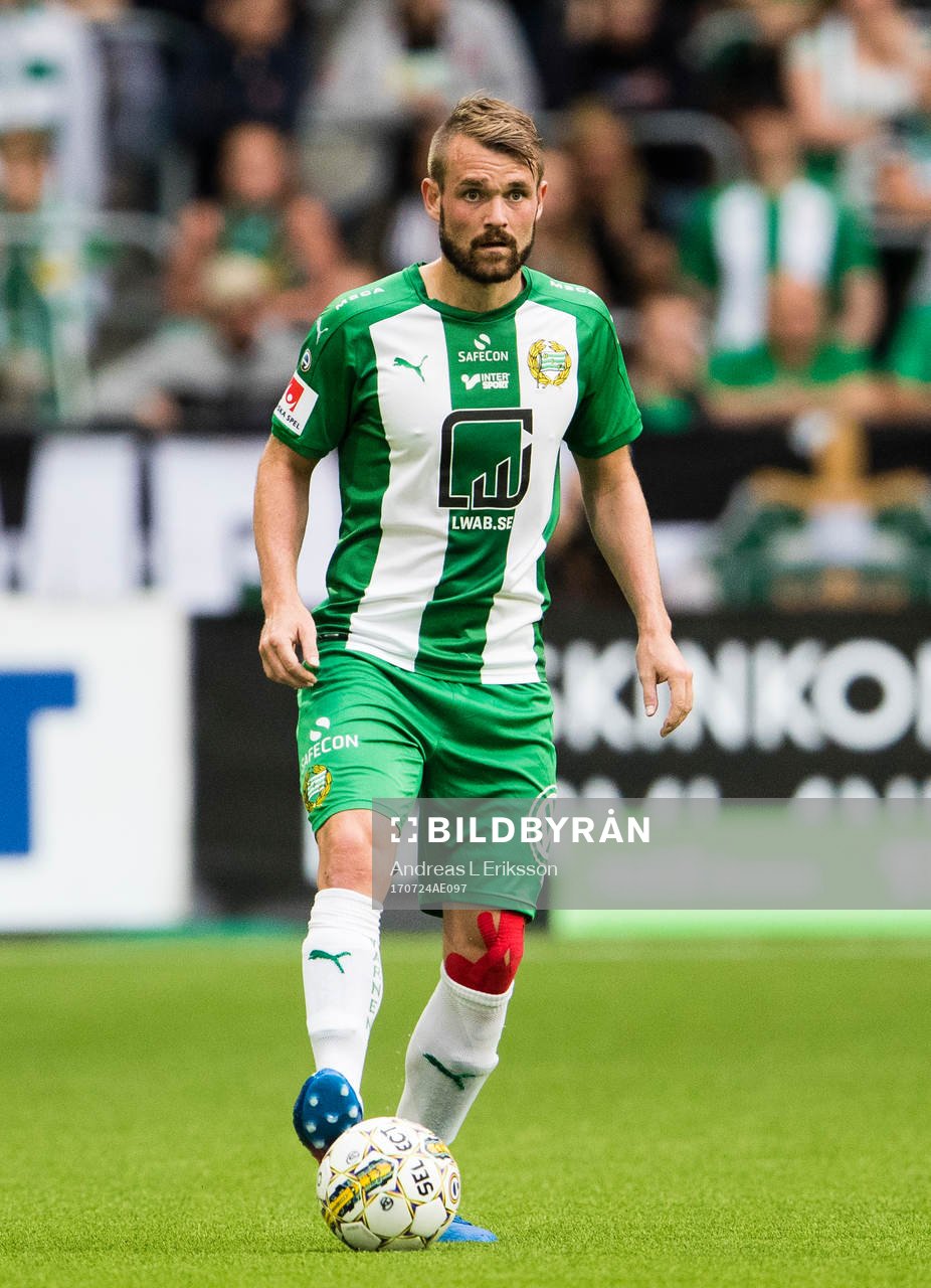 Hammarbys Mads Fenger Nielsen med bollen