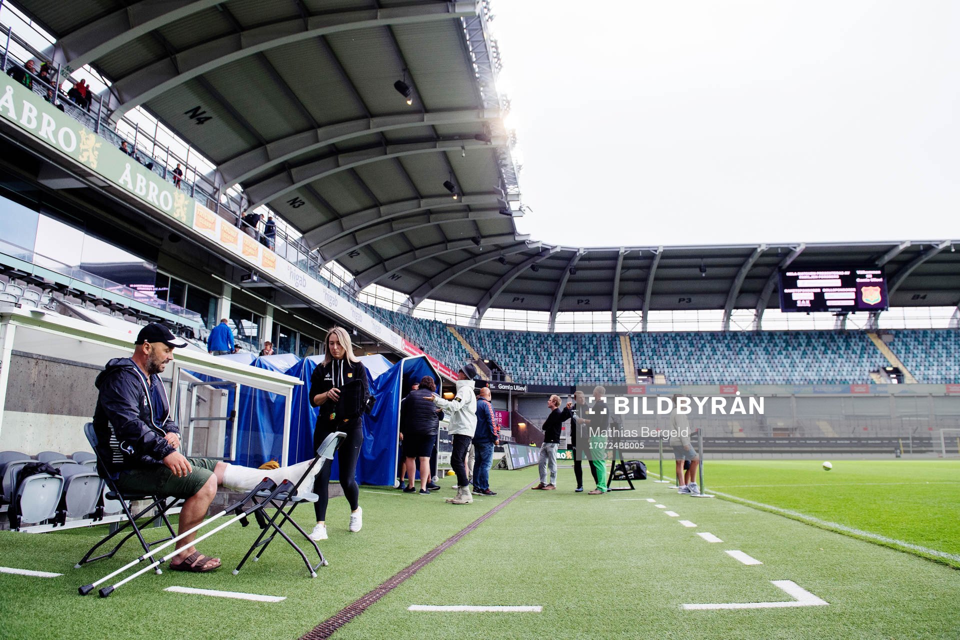 GAIS tränare Bosko Orovic sitter med kryckorna på en stol