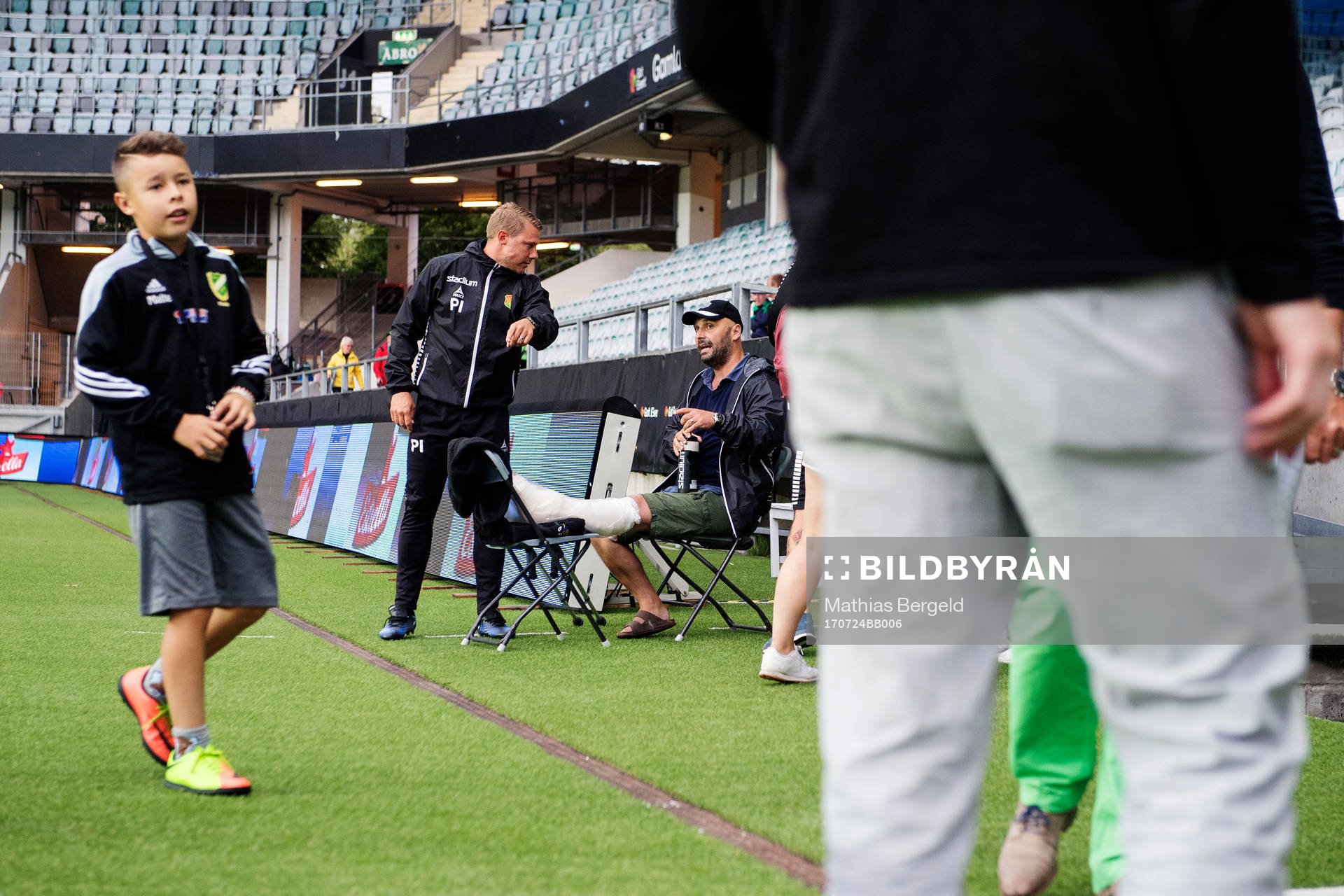 GAIS assisterande tränare Patrik Ingelsten diskuterar med