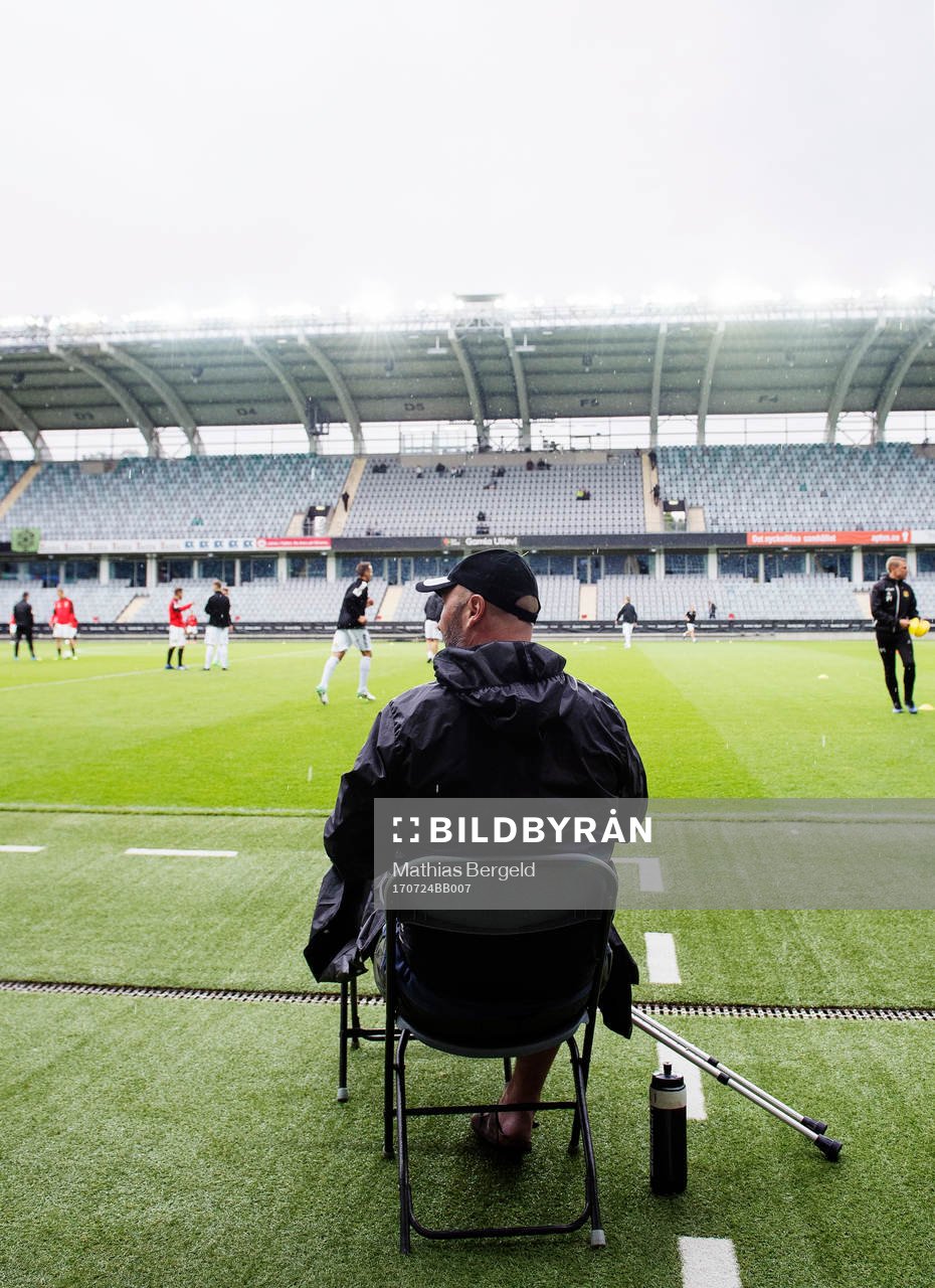 GAIS tränare Bosko Orovic sitter med kryckorna på en stol