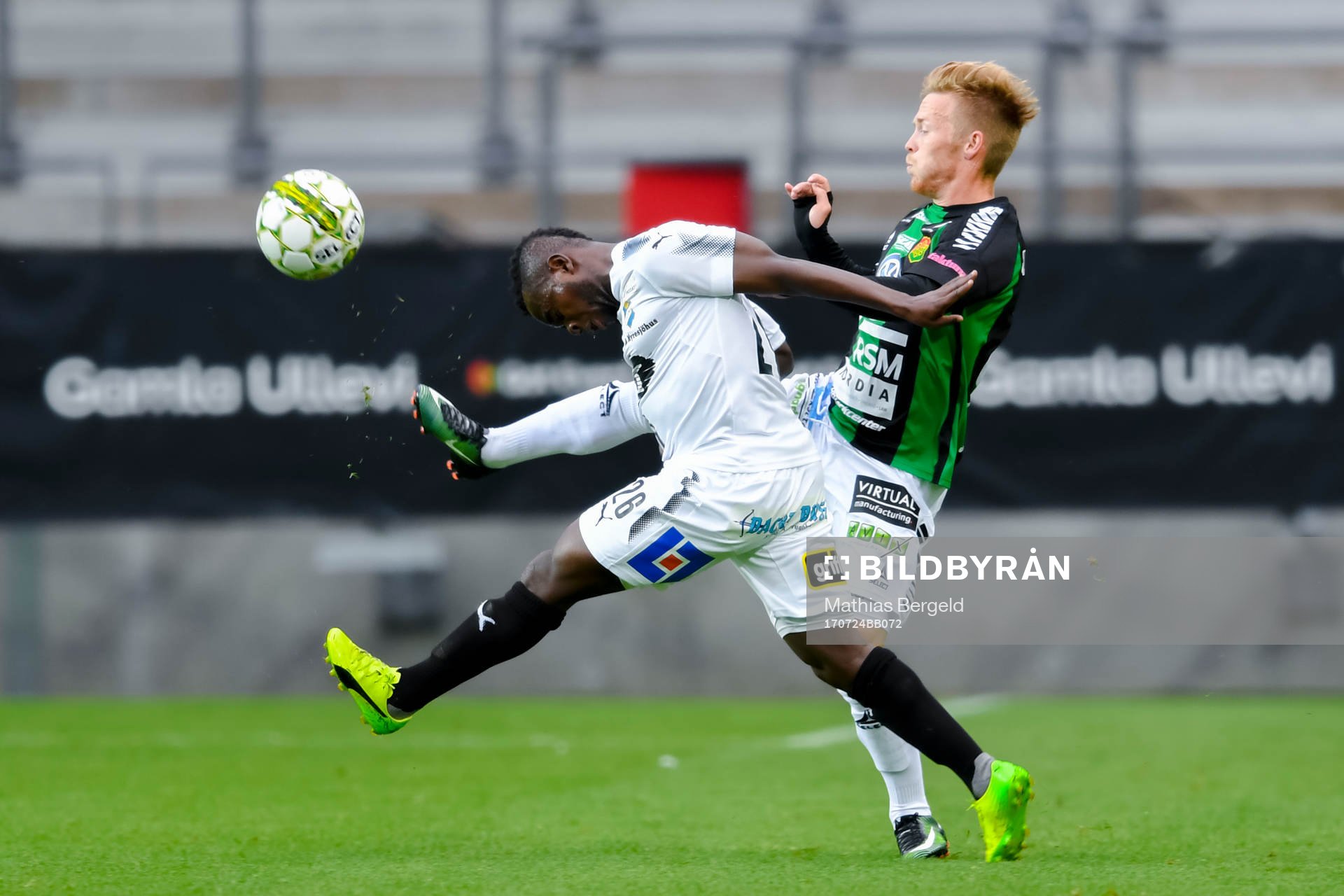 Östers Isaac Shaze och GAIS Andreas Peterson under fotbollsmatchen i Superettan mellan GAIS och Öster den 24 juli 2017 i Göteborg.