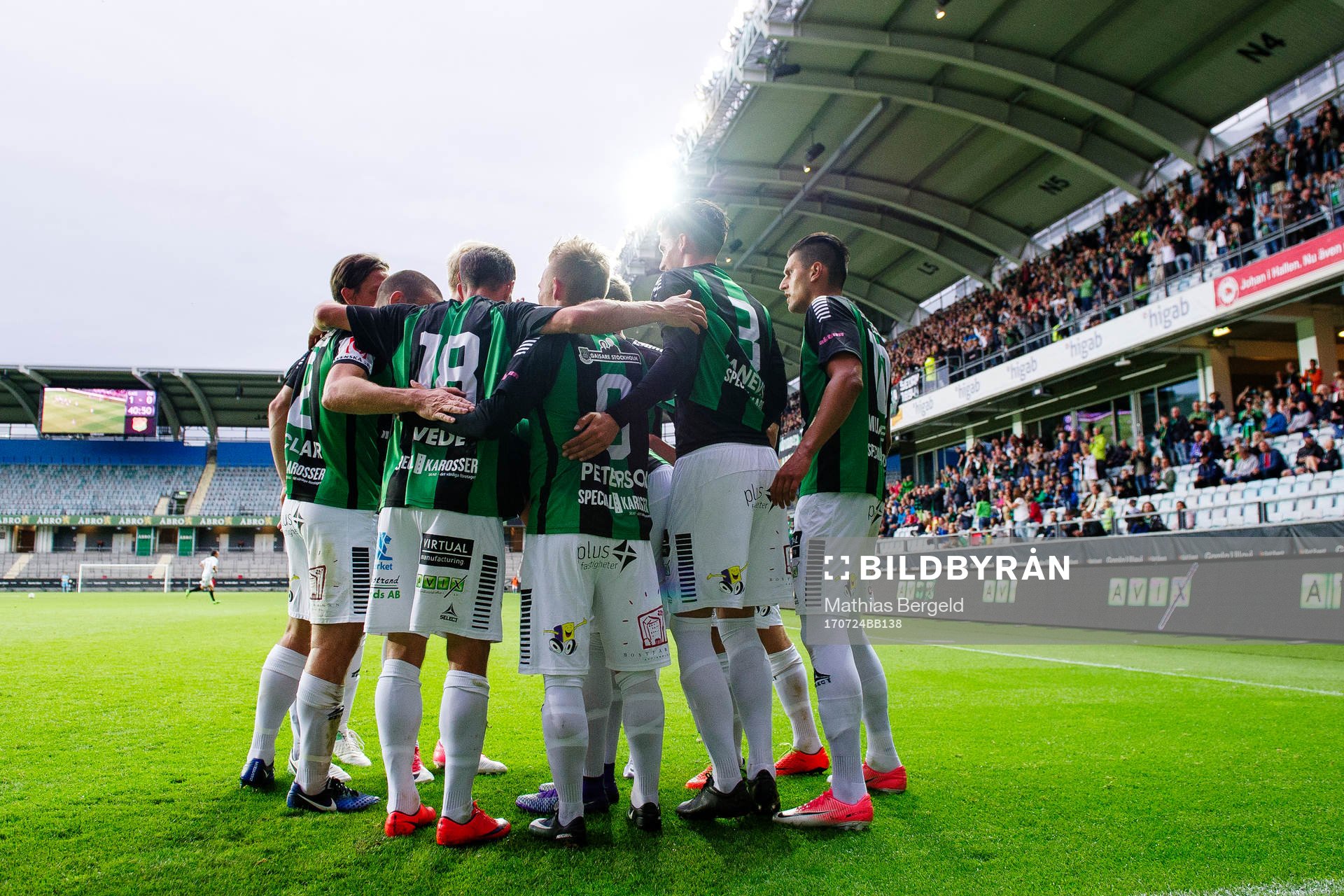GAIS spelare jublar med målskytten till 1-0 Andreas