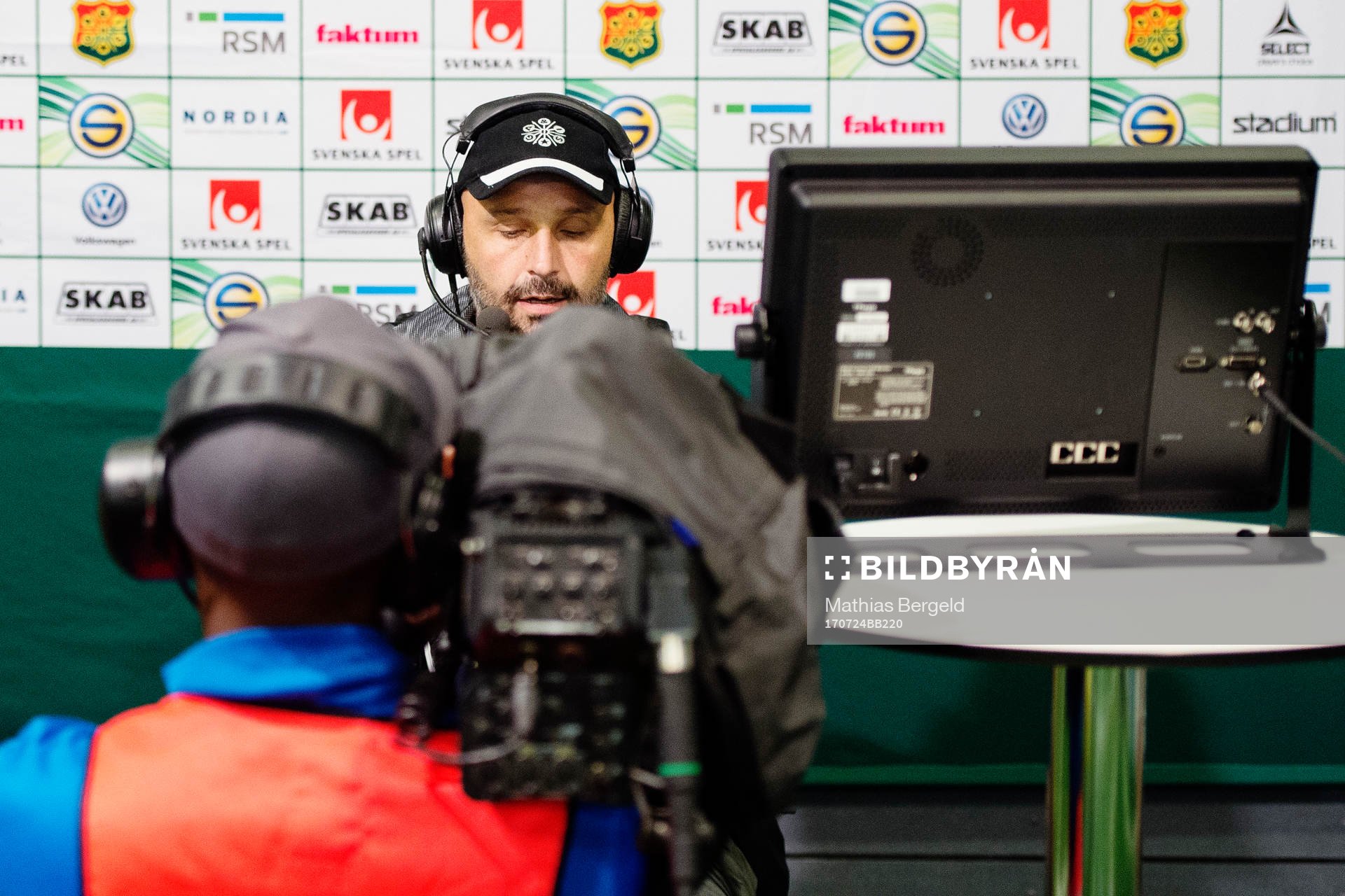 GAIS tränare Bosko Orovic sitter ner och