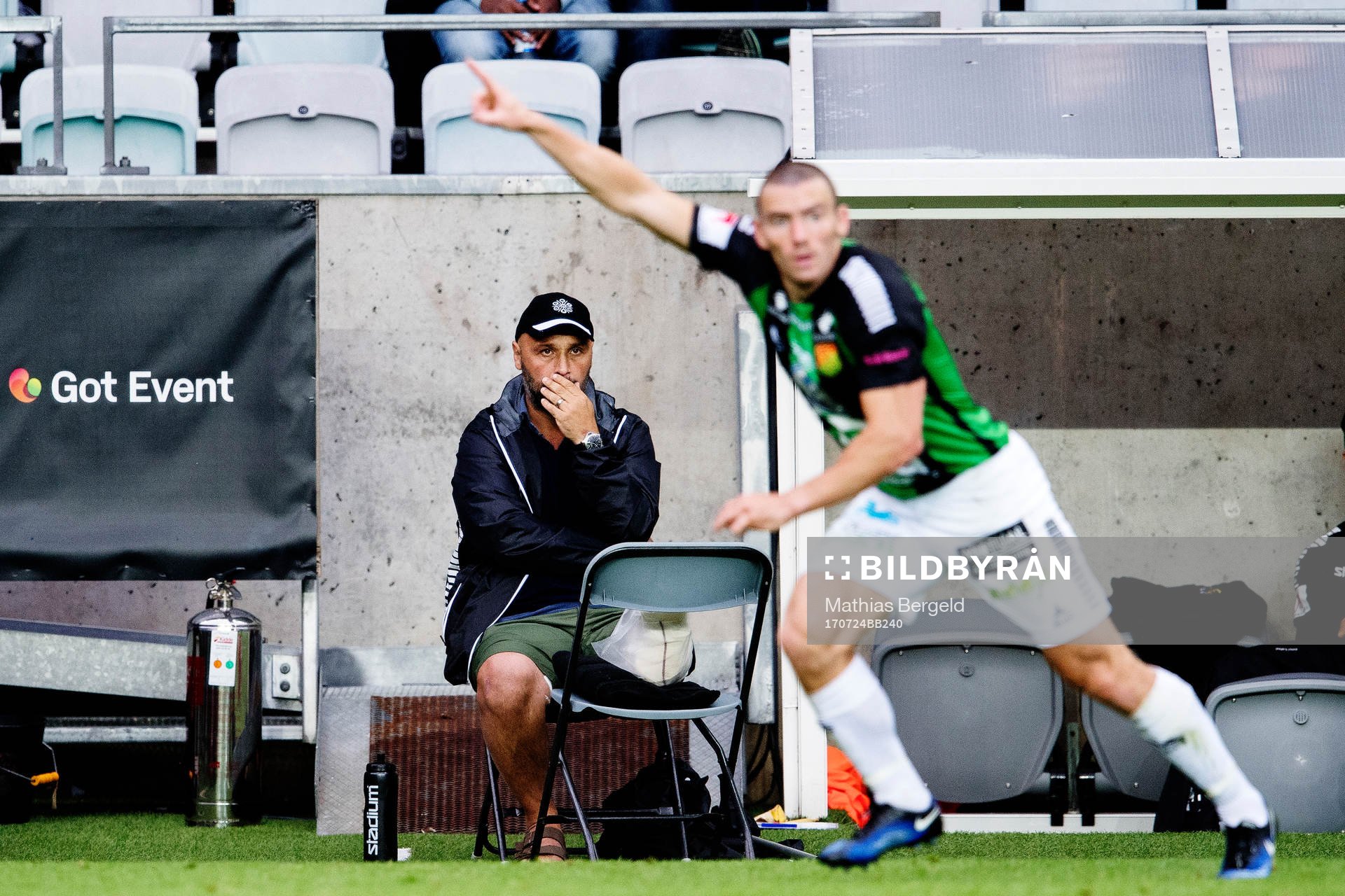 GAIS tränare Bosko Orovic ser James Sinclair gestikulera