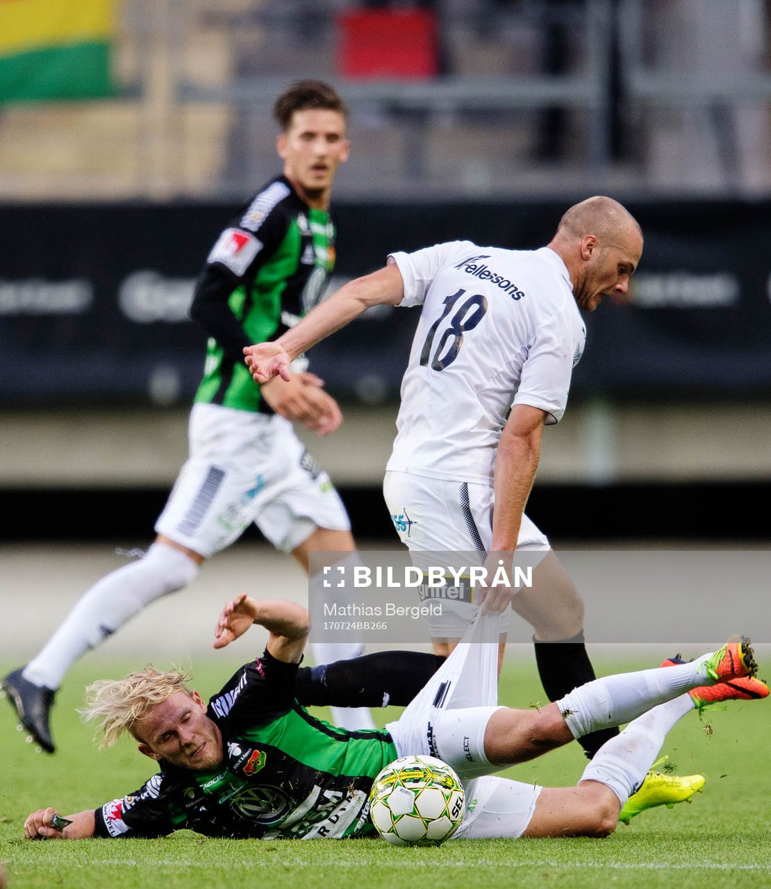 GAIS Niclas Andersén blir dragen i shortsen vid en