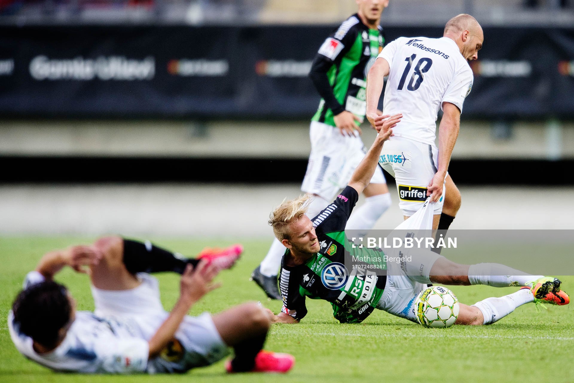 GAIS Niclas Andersén blir dragen i shortsen vid en