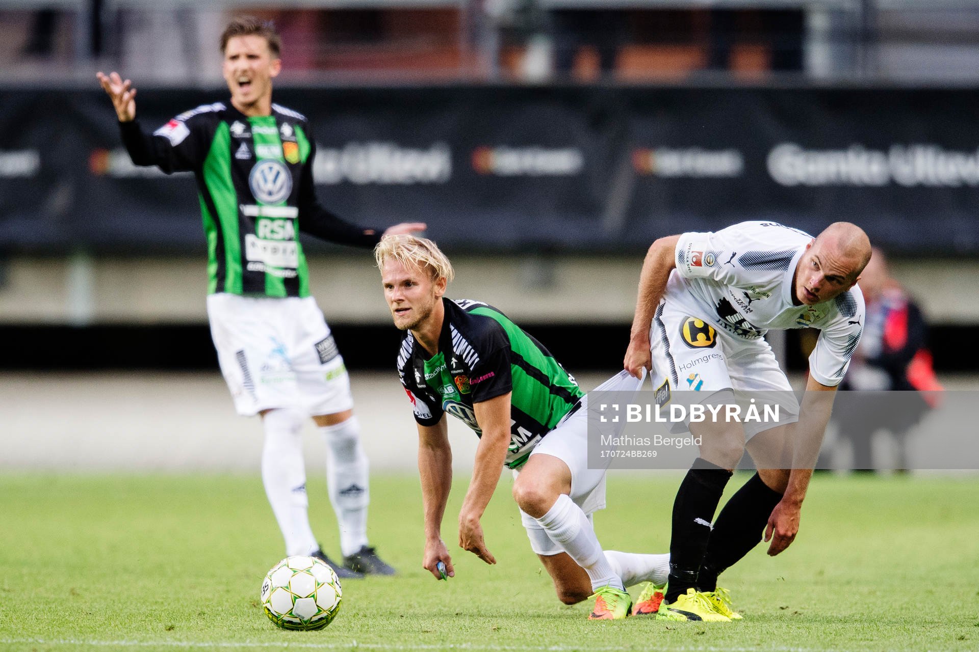 GAIS Niclas Andersén blir dragen i shortsen vid en