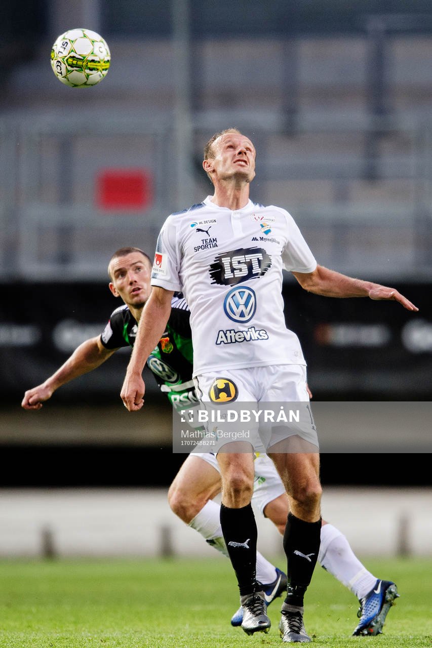 GAIS James Sinclair i nickduell med Östers Dragan Kapcevic