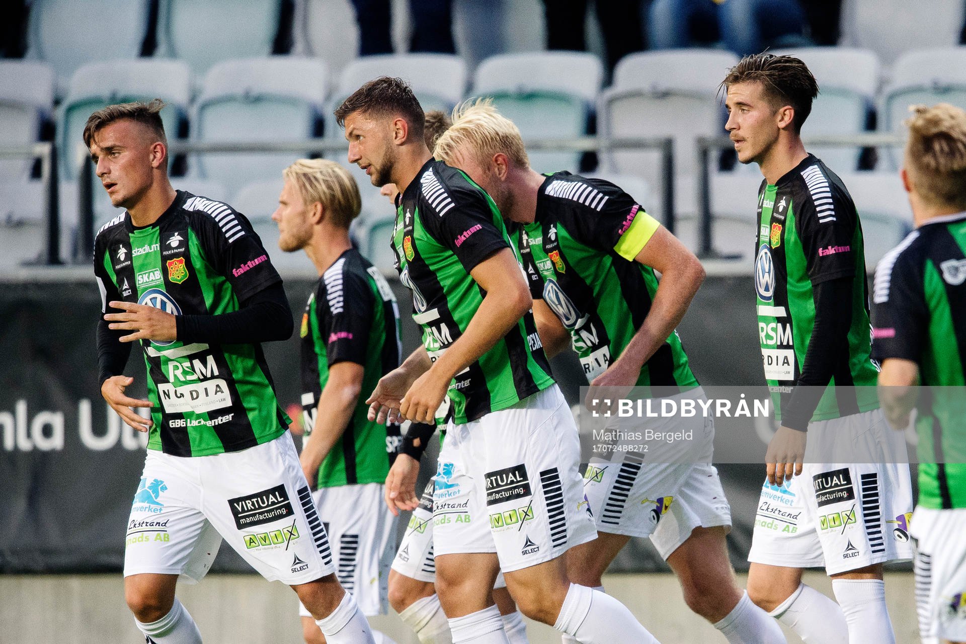 GAIS Alibek Aliev jublar med lagkamrater