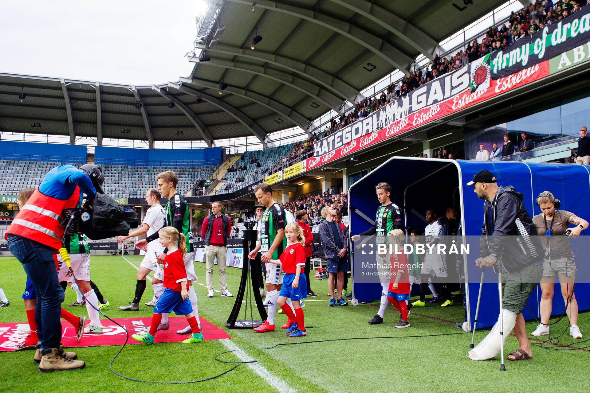 GAIS tränare Bosko Orovic ser spelarna gå in på plan