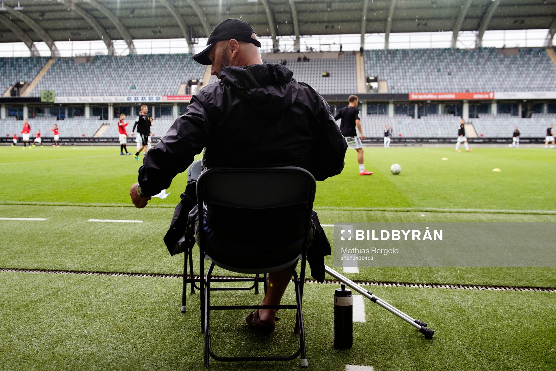 GAIS tränare Bosko Orovic sitter med kryckorna på en stol