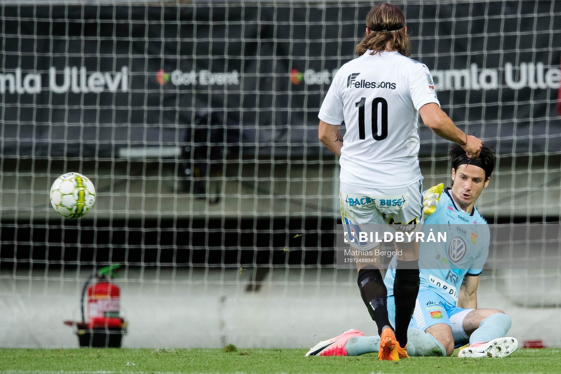 GAIS målvakt Damir Mehic räddar ett skott från Östers David Johannesson under fotbollsmatchen i Superettan mellan GAIS och Öster den 24 juli 2017 i Göteborg.