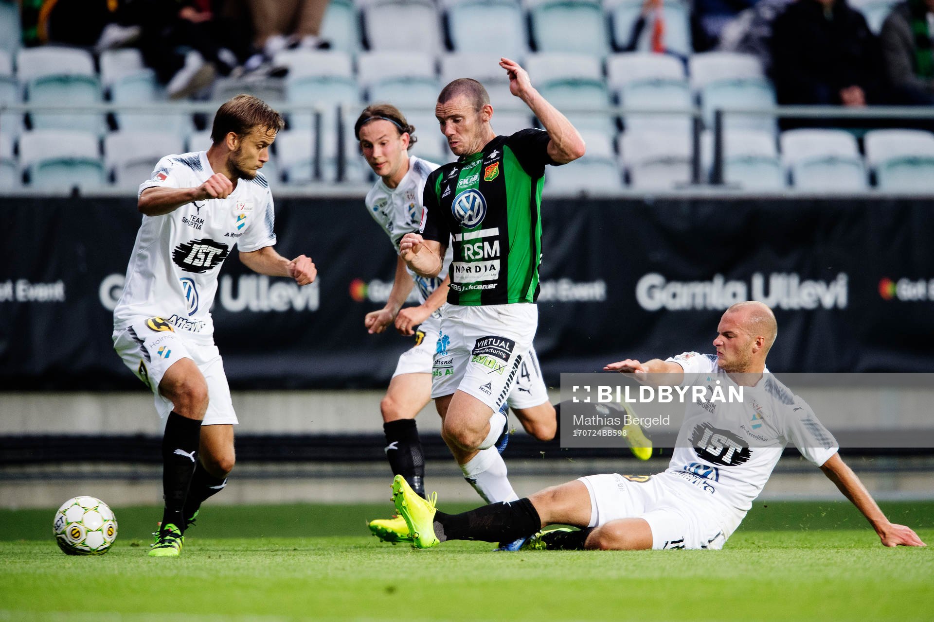 Östers Månz Karlsson och Jonathan Drott i kamp om bollen med GAIS James Sinclair under fotbollsmatchen i Superettan mellan GAIS och Öster den 24 juli 2017 i Göteborg.