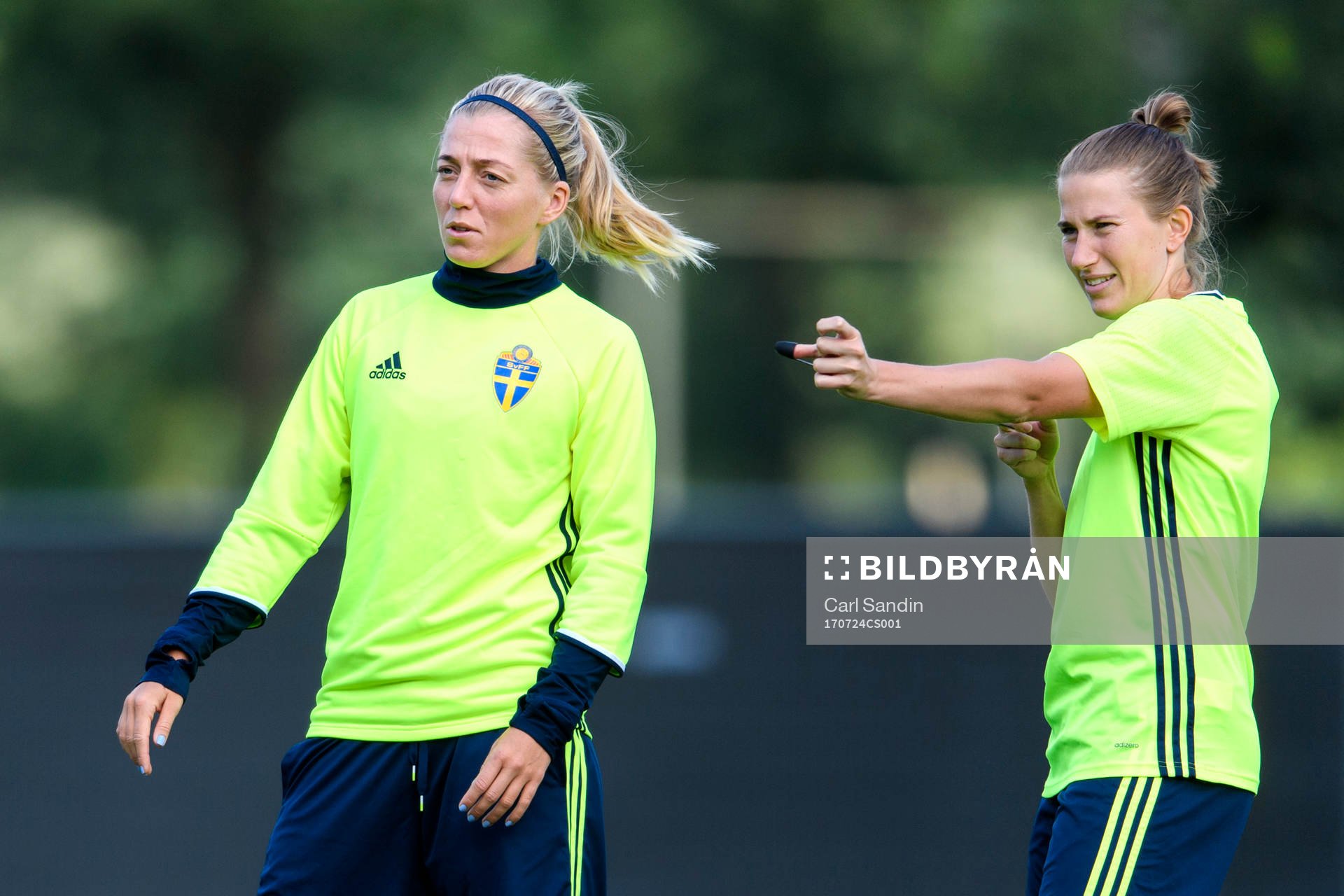 Linda Sembrant och Emma Berglund på en träning med det