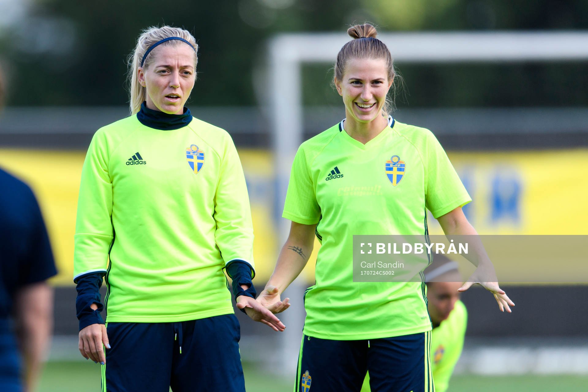 Linda Sembrant och Emma Berglund på en träning med det