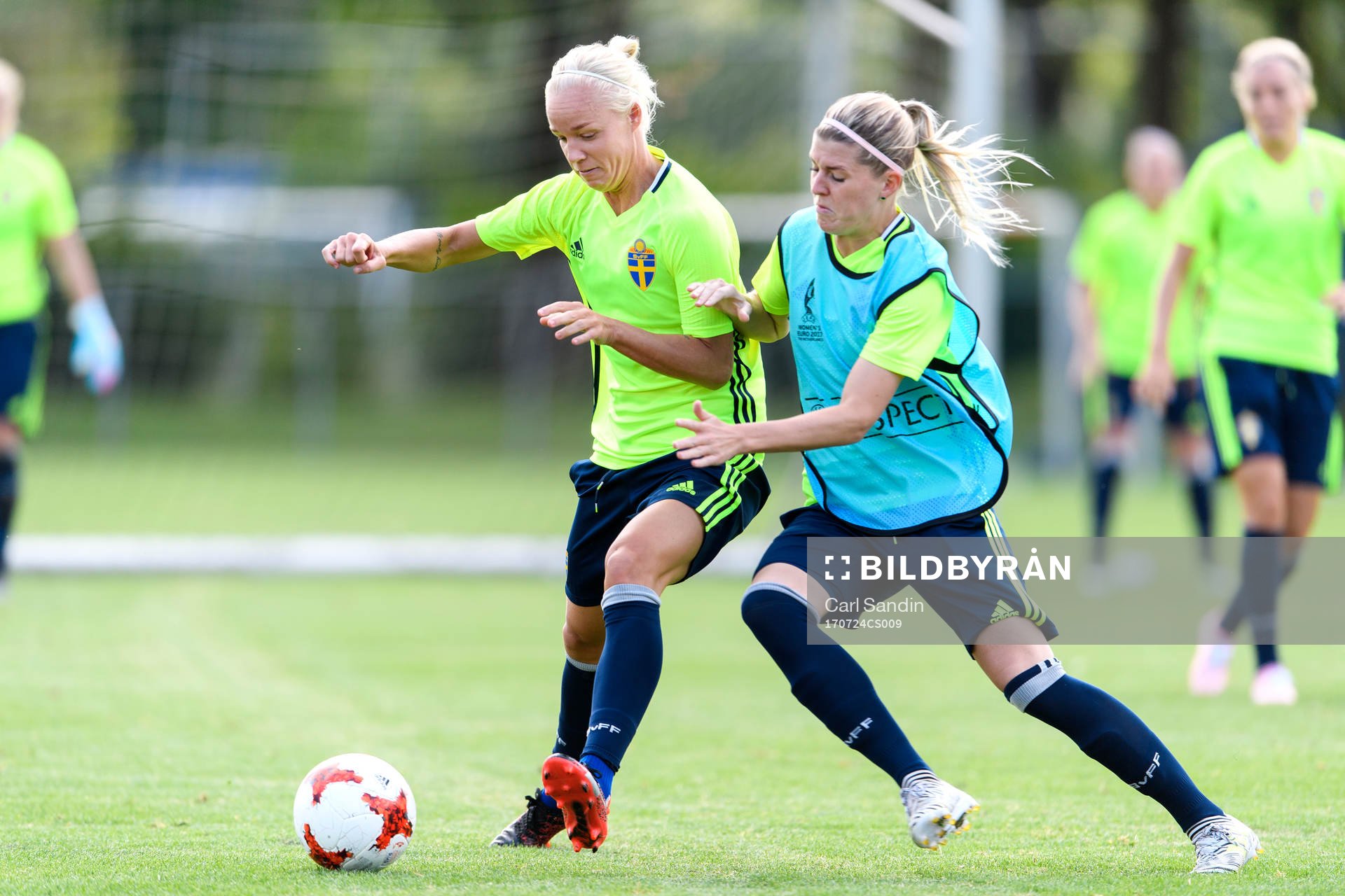 Caroline Seger och Olivia Schough på en träning med det svenska landslaget under dag 9 av fotbolls-EM den 24 juli 2017 i Arnhem.