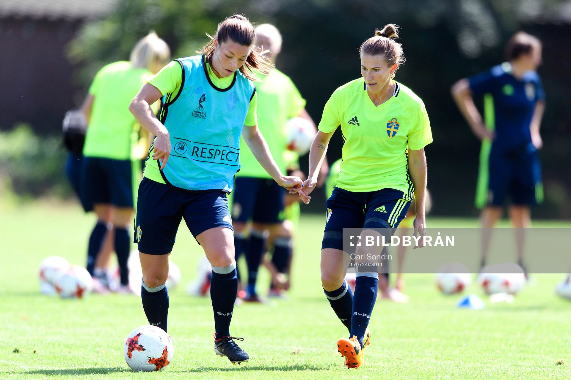 Pauline Hammarlund och Emma Berglund på en träning med